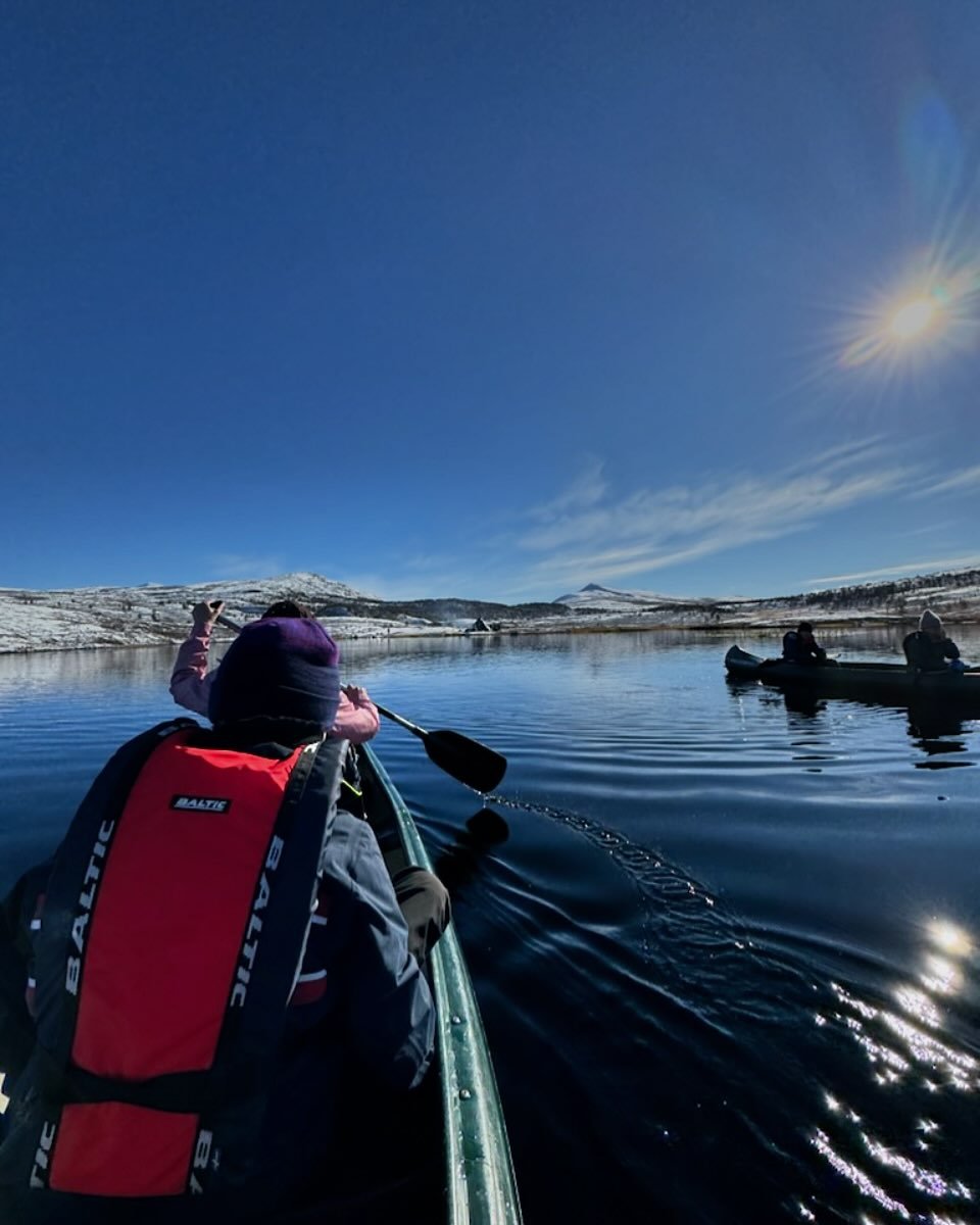 Solfylt siste dag p&aring; leirskole denne uka☀️
.
.
.
#dennorskefjellskolen #rondeheim #h&oslash;vringenh&oslash;yfjellsgrend #h&oslash;vringen #rondane #leirskole #kanopadling