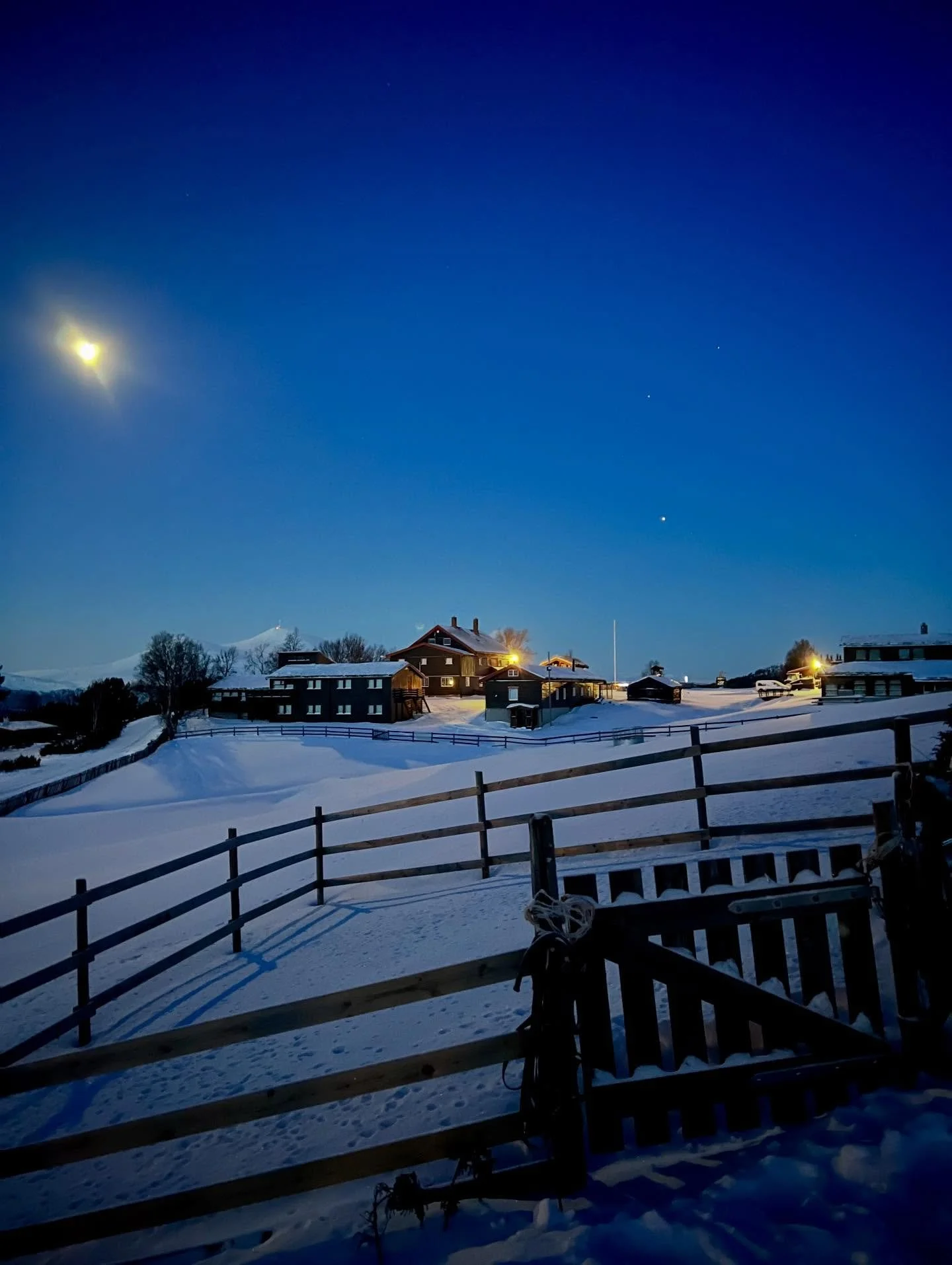 God morgen🌖💫
.
.
#fjellskolen #rondeheim #leirskole #h&oslash;vringenh&oslash;yfjellsgrend #rondanenasjonalpark #fjellg&aring;rd