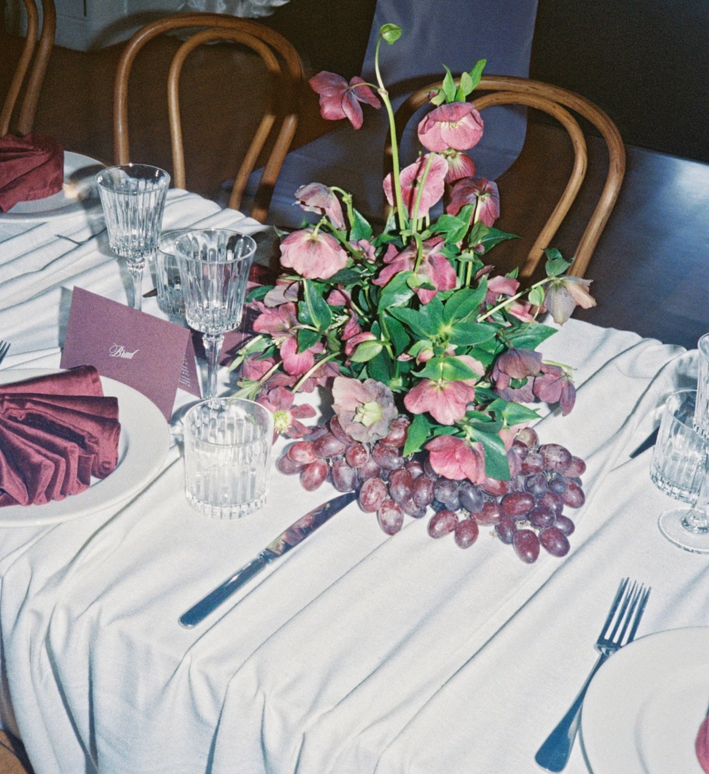 More burgundy !! 

Styling @tildeath_events 
Venue @mirra.events