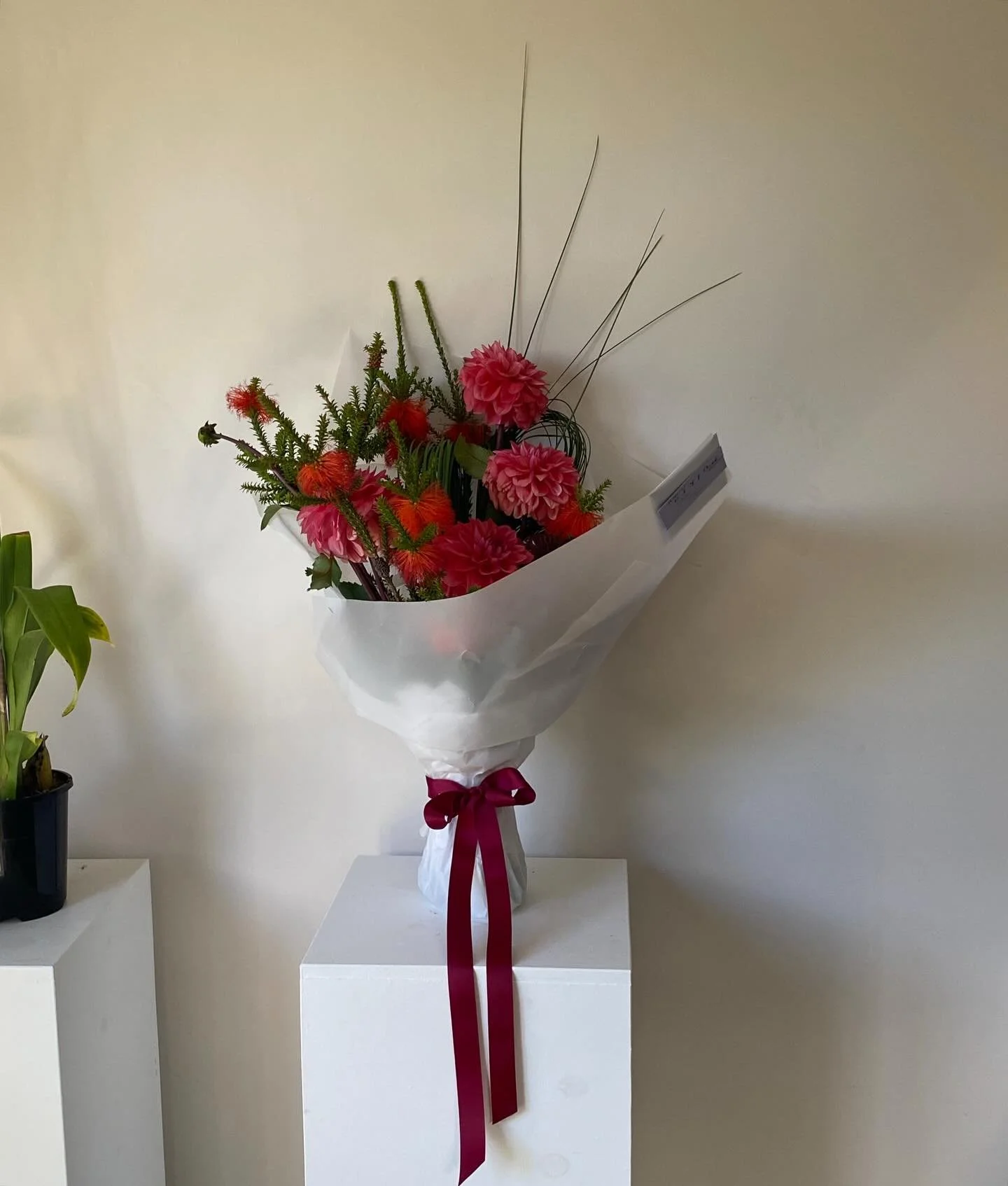 Our bespoke flower deliveries are open every Thursday Friday and Saturday! 
Order a day in advance to allow us time to collect a beautiful selection of seasonal flowers for you 🫶🏼