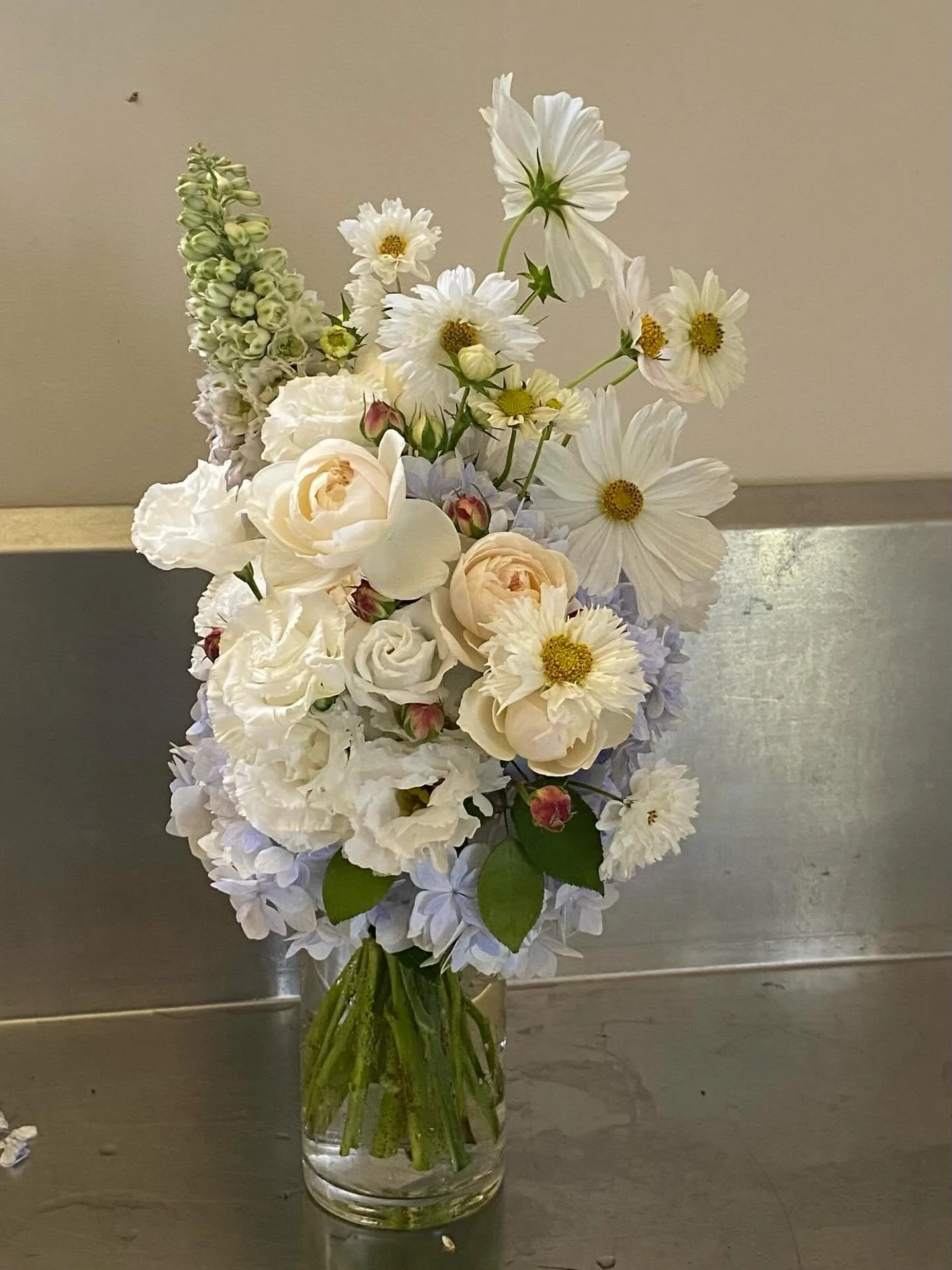 Ashley&rsquo;s bridal bouquet last weekend 🤍 Such a pleasure to create! 

Ashley originally envisioned a bright colour palette, but once we saw her stunning beaded dress, we decided together to shift towards a softer direction. Delicate tones and te
