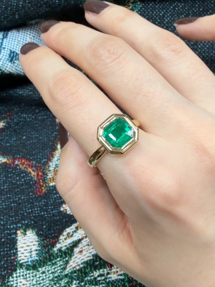 The juiciest emerald in the juiciest cage ring 🧃 Swipe for le
details #eij #emainigojones #emeraldring #cagering #bespoke