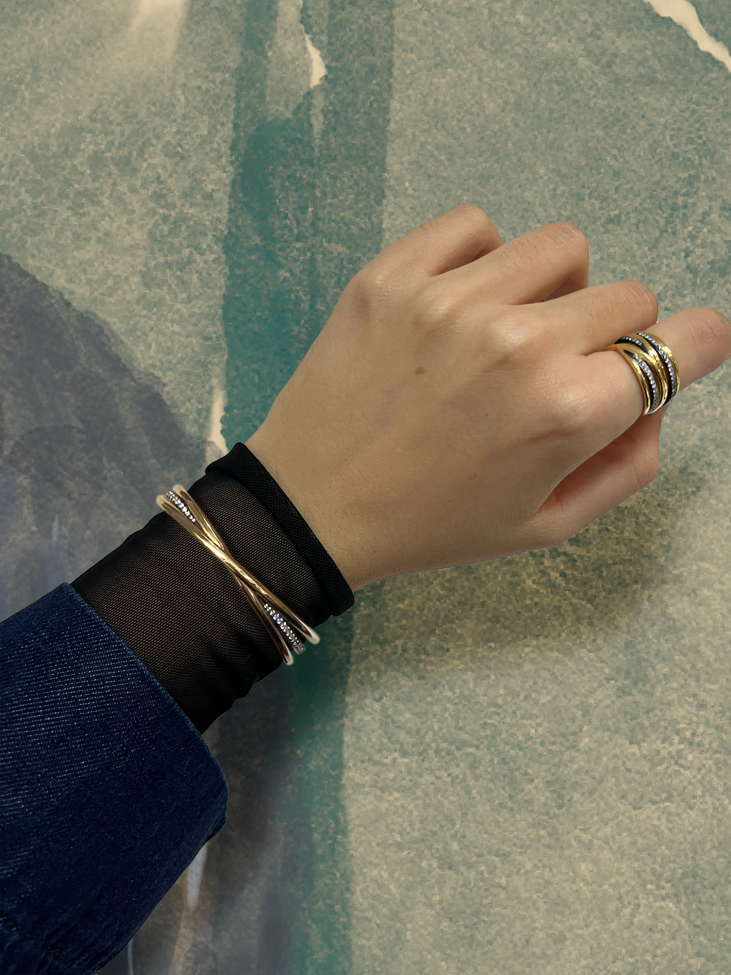 EIJ Bind Cuff Mega Bind on Wrist.png