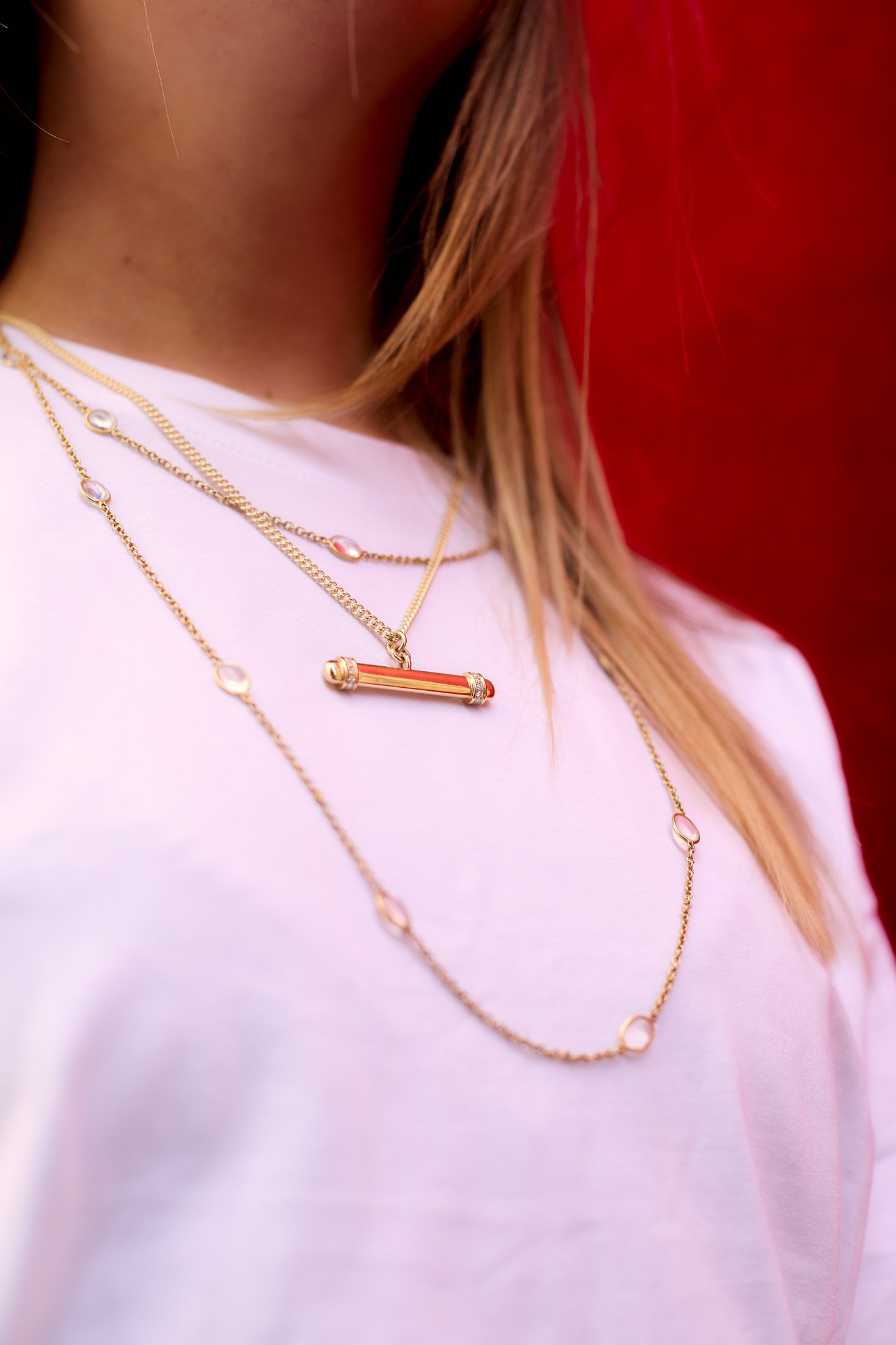 woman wearing a chic 18ct yellow gold t-bar pendant necklace
