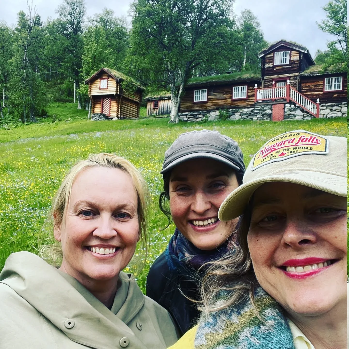 Herstoryseminar p&aring; v&aring;rt distriktskontor p&aring; R&oslash;ros! Med s&aelig;ter, bringeb&aelig;rsaft og folkfestivalen 🎻 
Vi er inspirert 🤎