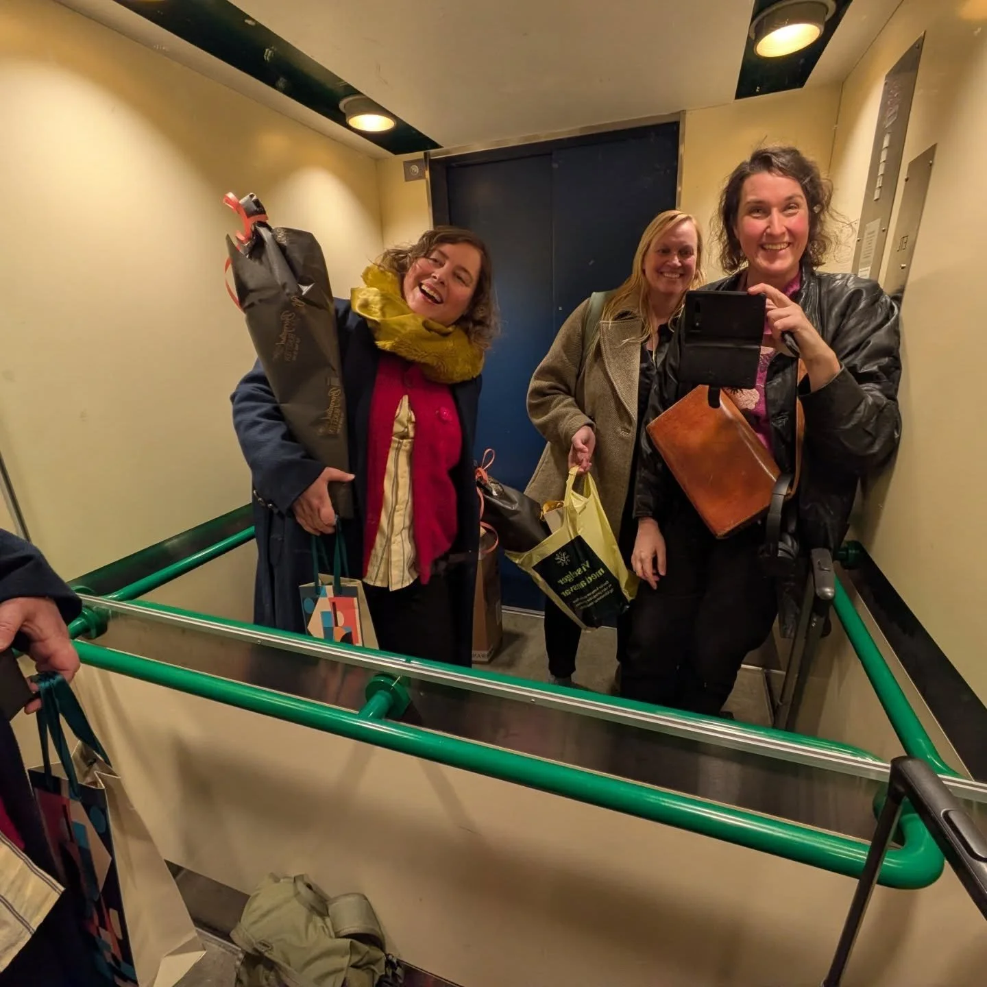 EN HELT UVIRKELIG UKE!! 

- To premierer p&aring; Kosmorama for flere fulle saler og en internasjonal premiere i Thessaloniki ✨
- Vi har gitt intervjuer fra fjern og n&aelig;rt ✨
- Filma ✨
- Pitchet nye prosjekt ✨
- Undervist kommende filmskapere ✨
-