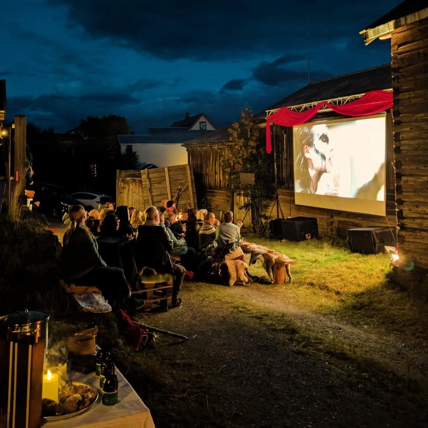 Stemningsfull kveld p&aring; R&oslash;ros 🌙

Vi samlet oss rundt b&aring;let, der @ane_linn delte den sterke historien om Lisbeth Nypan &ndash; som ble d&oslash;mt for hekseri og brent &ndash; og om de lokale  Rendalsheksene. @majaholand holdt et li