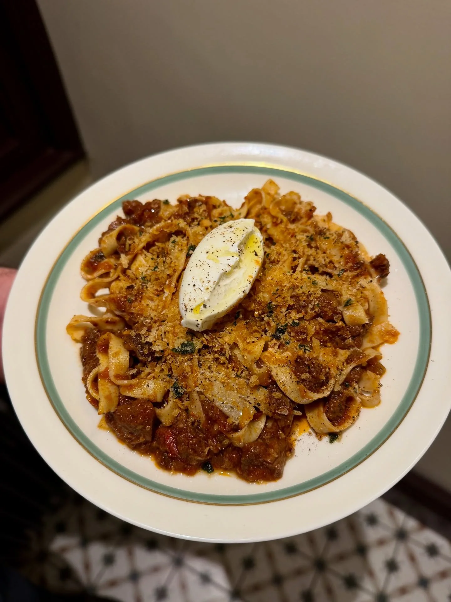 Fettuccine with beef rag&uacute; and mascarpone topped with an adequate about of black pepper and olive oil.

Proper winter warmer.