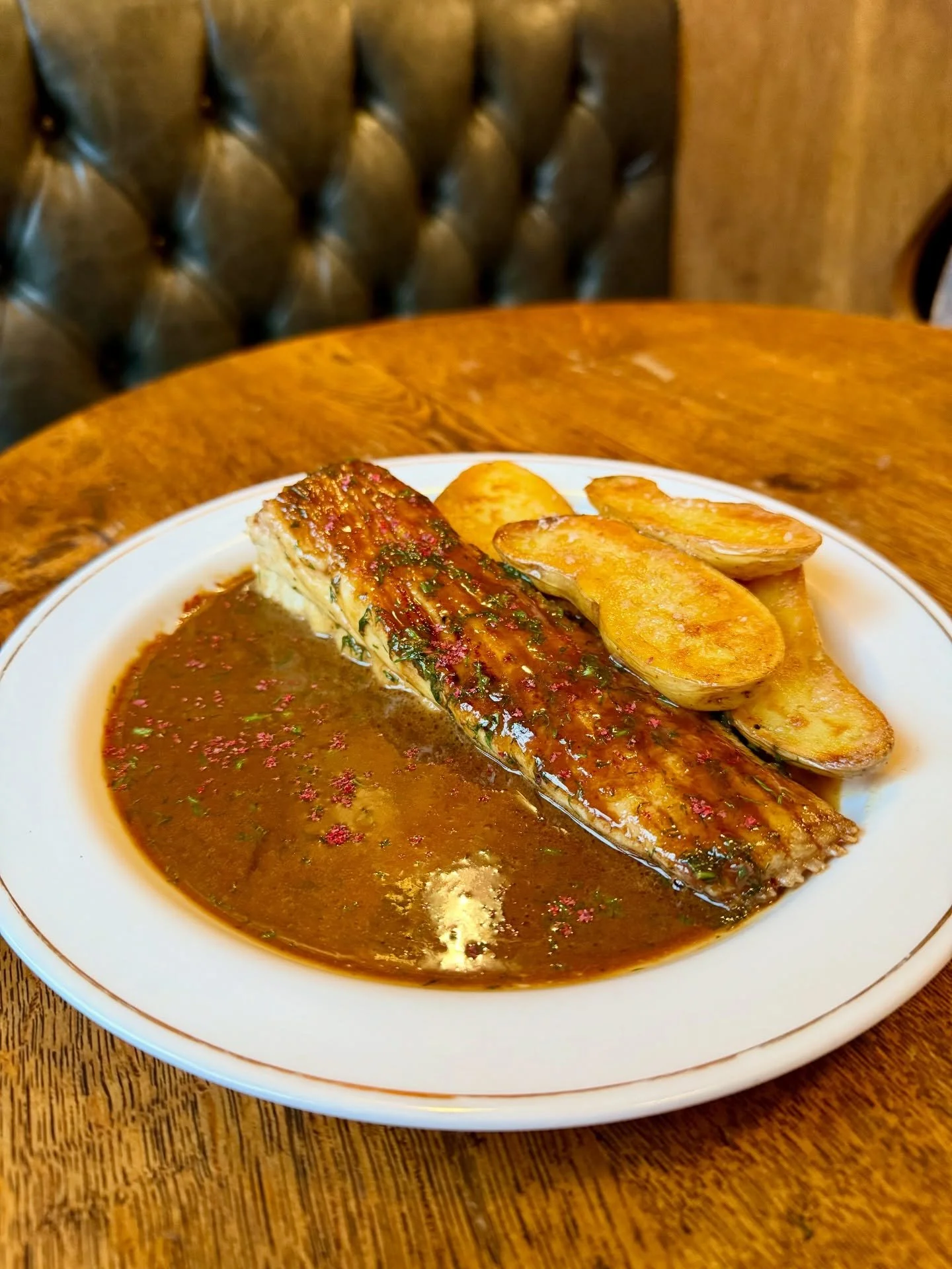 Pan roasted Skate wing, pink peppercorn sauce, ratte potatoes

A great option for the non roast enjoyers this Sunday!