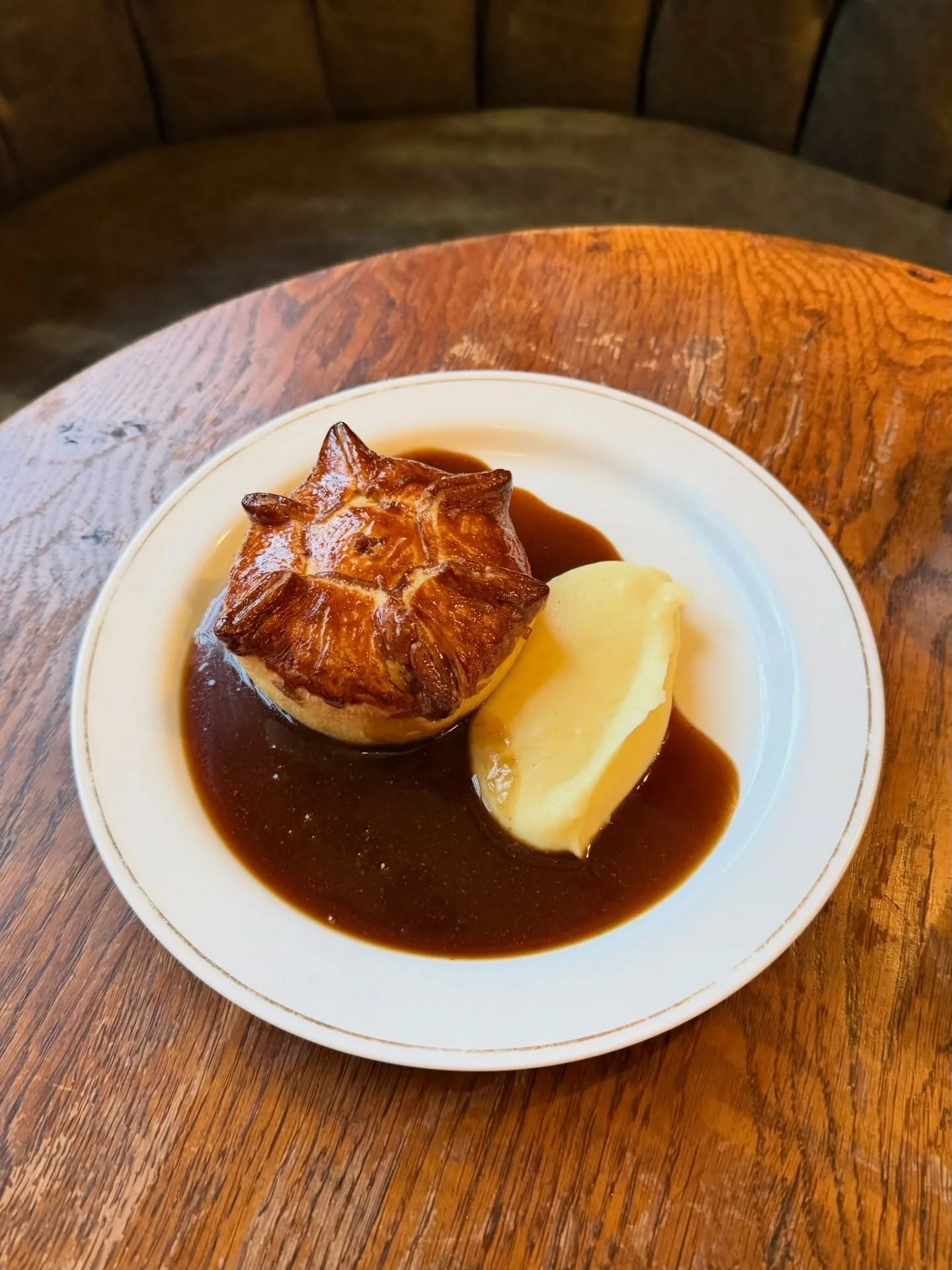 Beef short rib and stout pie with mash and gravy.

Stout courtesy of @coleysbrewery