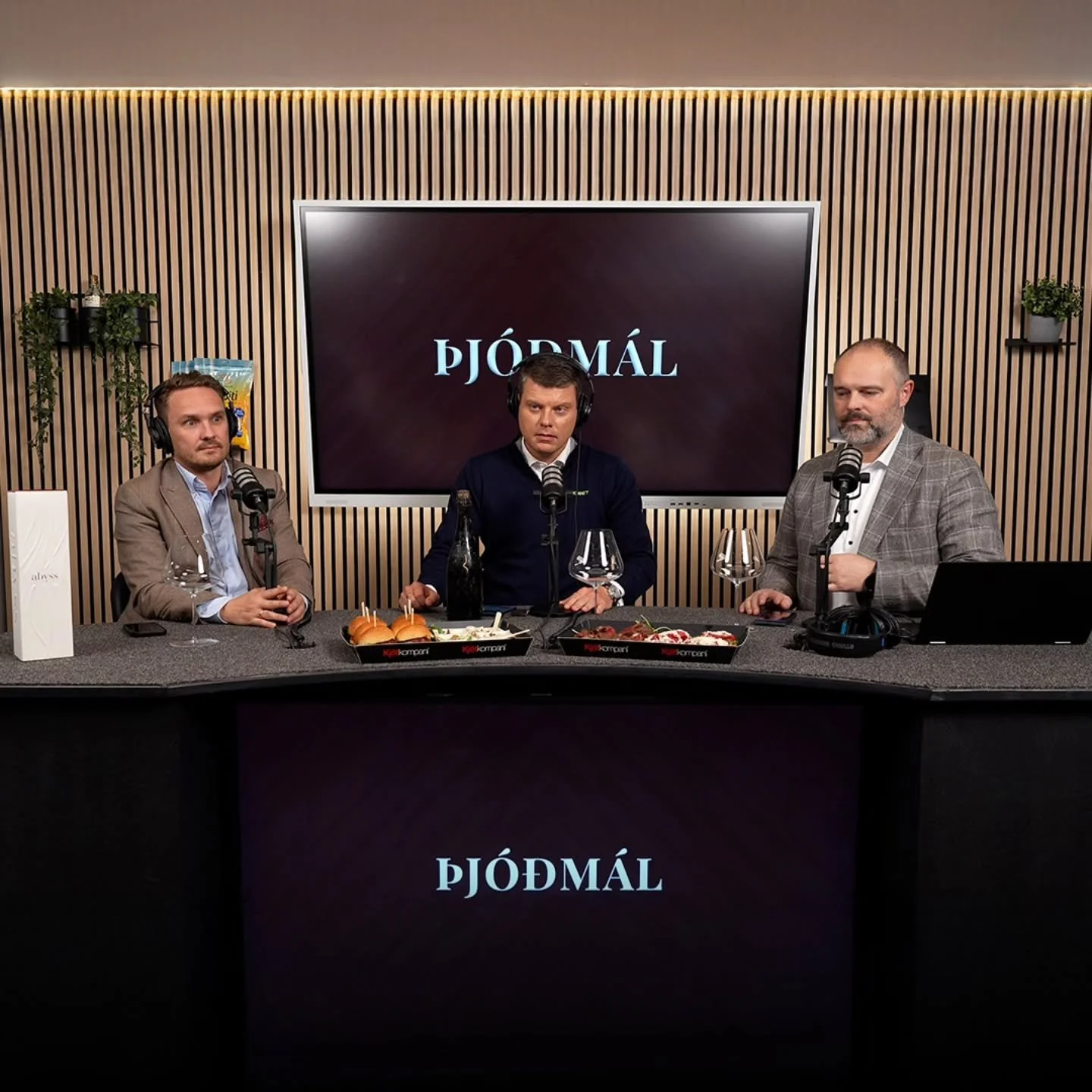 H&ouml;r&eth;ur &AElig;gisson og Stef&aacute;n Einar Stef&aacute;nsson koma saman &aacute; n&yacute; eftir alltof langa fjarveru. Vi&eth; r&aelig;&eth;um &thorn;a&eth; sem h&aelig;st bar &iacute; vikunni &iacute; bland vi&eth; anna&eth;. F&ouml;rum y