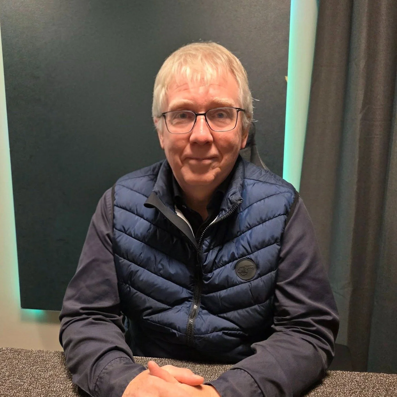 Sigur&eth;ur M&aacute;r J&oacute;nsson r&aelig;&eth;ir &iacute; n&yacute;jum &thorn;&aelig;tti &THORN;j&oacute;&eth;m&aacute;la um skattastefnu breskra og norska yfirvalda sem hefur valdi&eth; &thorn;v&iacute; a&eth; efnameira f&oacute;lk, sem er ein