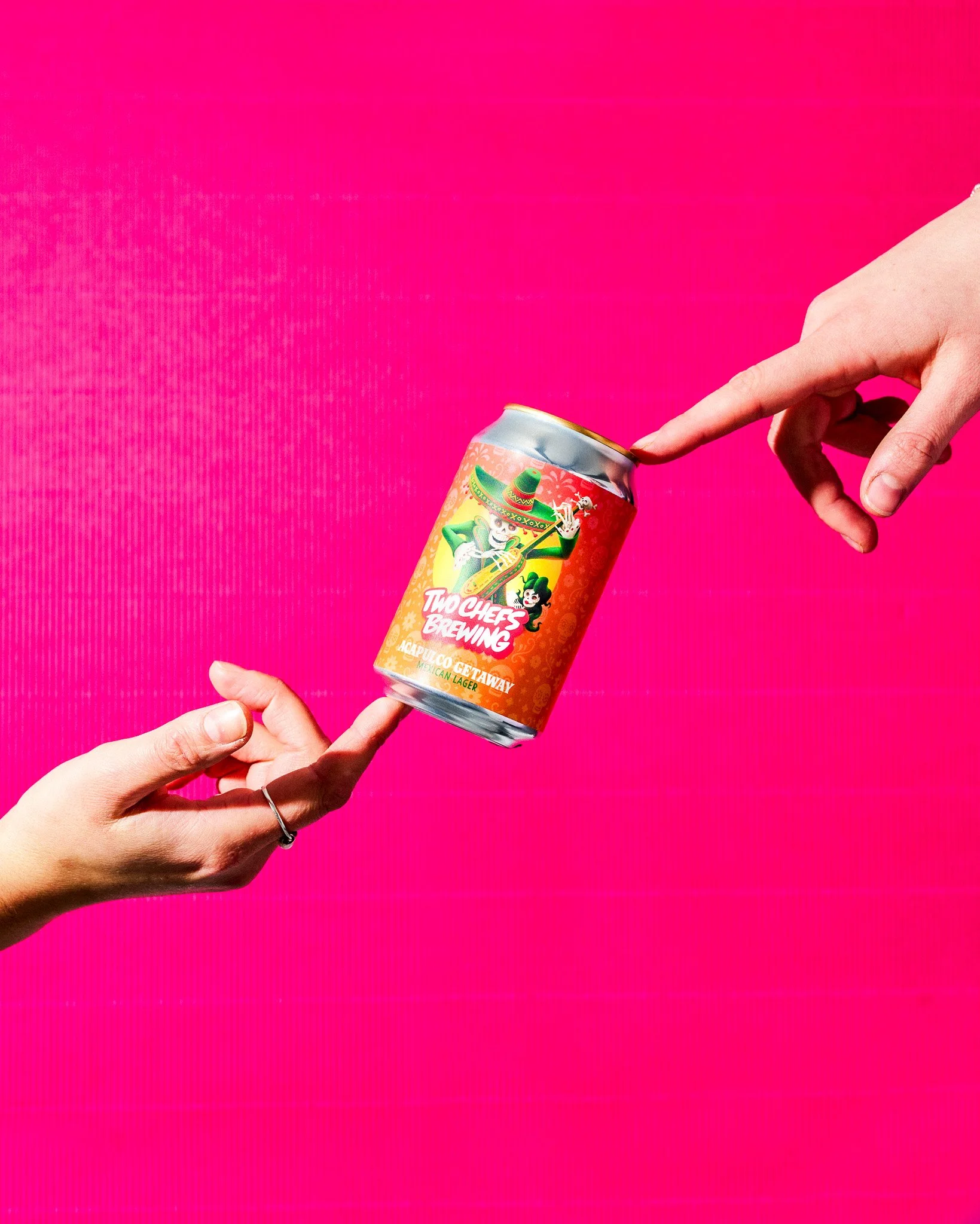 TWO-CHEFS-BREWING_Mock-up hands_9708.jpg