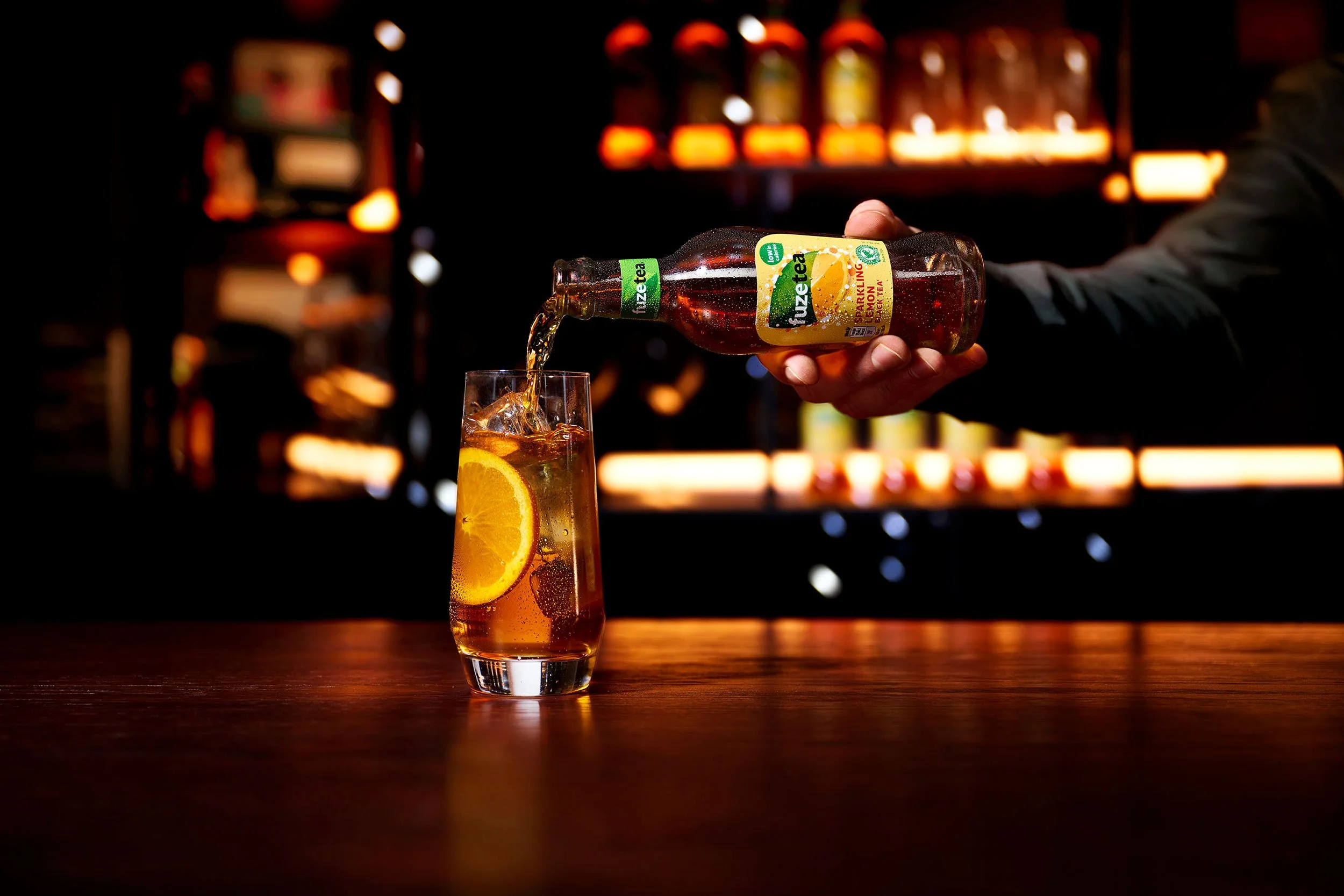 240305_FINALLY_NIGHTLIFE_SFEER_Fuze-Tea_Black-tea-sparkling-lemon_serve_2.jpg