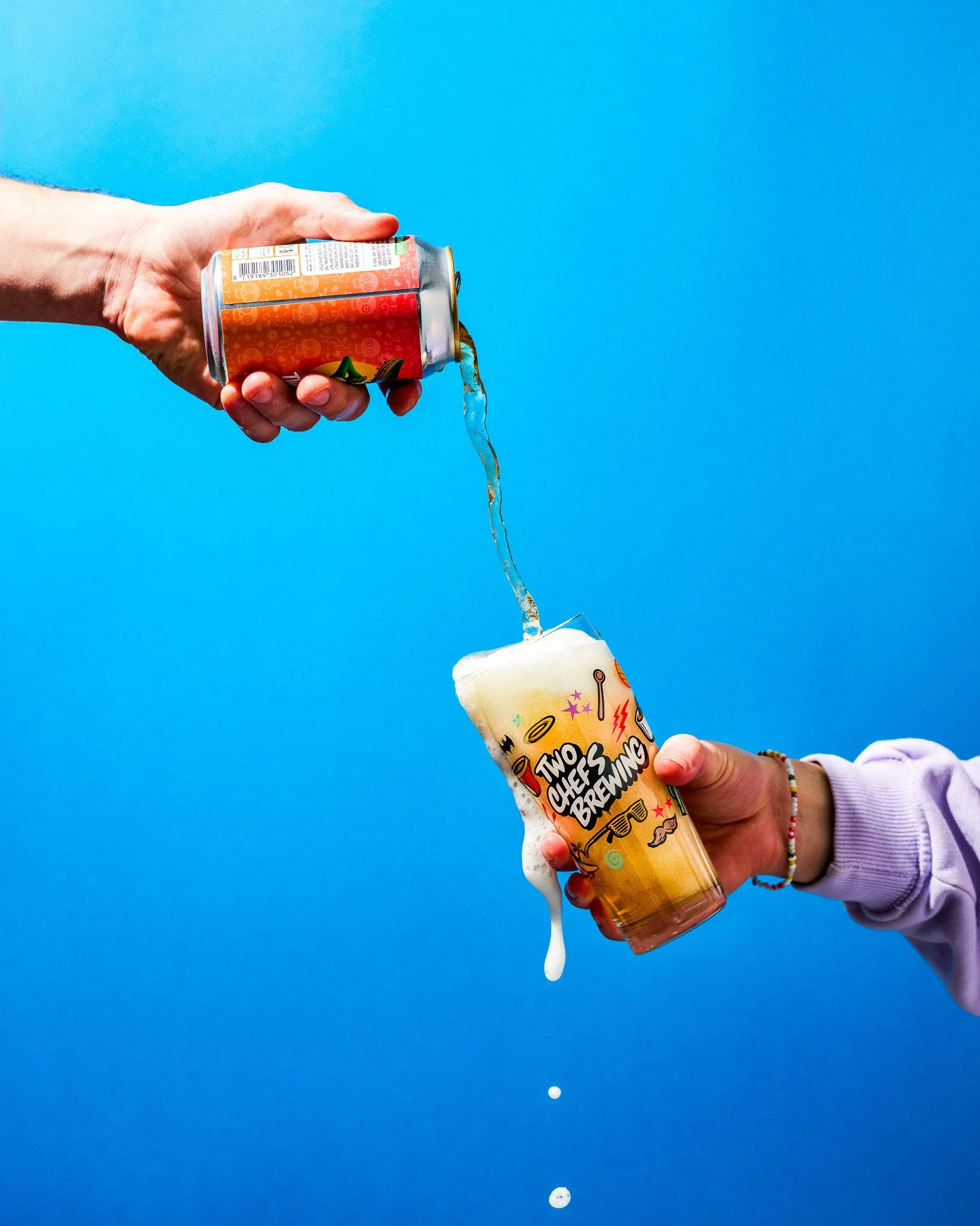 TWO-CHEFS-BREWING_Mock-up hands_9899.jpg