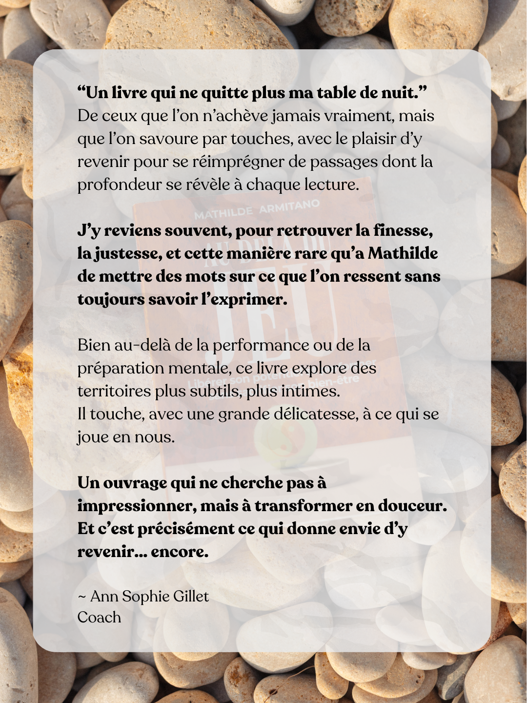 Page d'un livre posé sur des cailloux, avec un texte en français encadré translucide, mentionnant un livre de Mathilde Armitano.