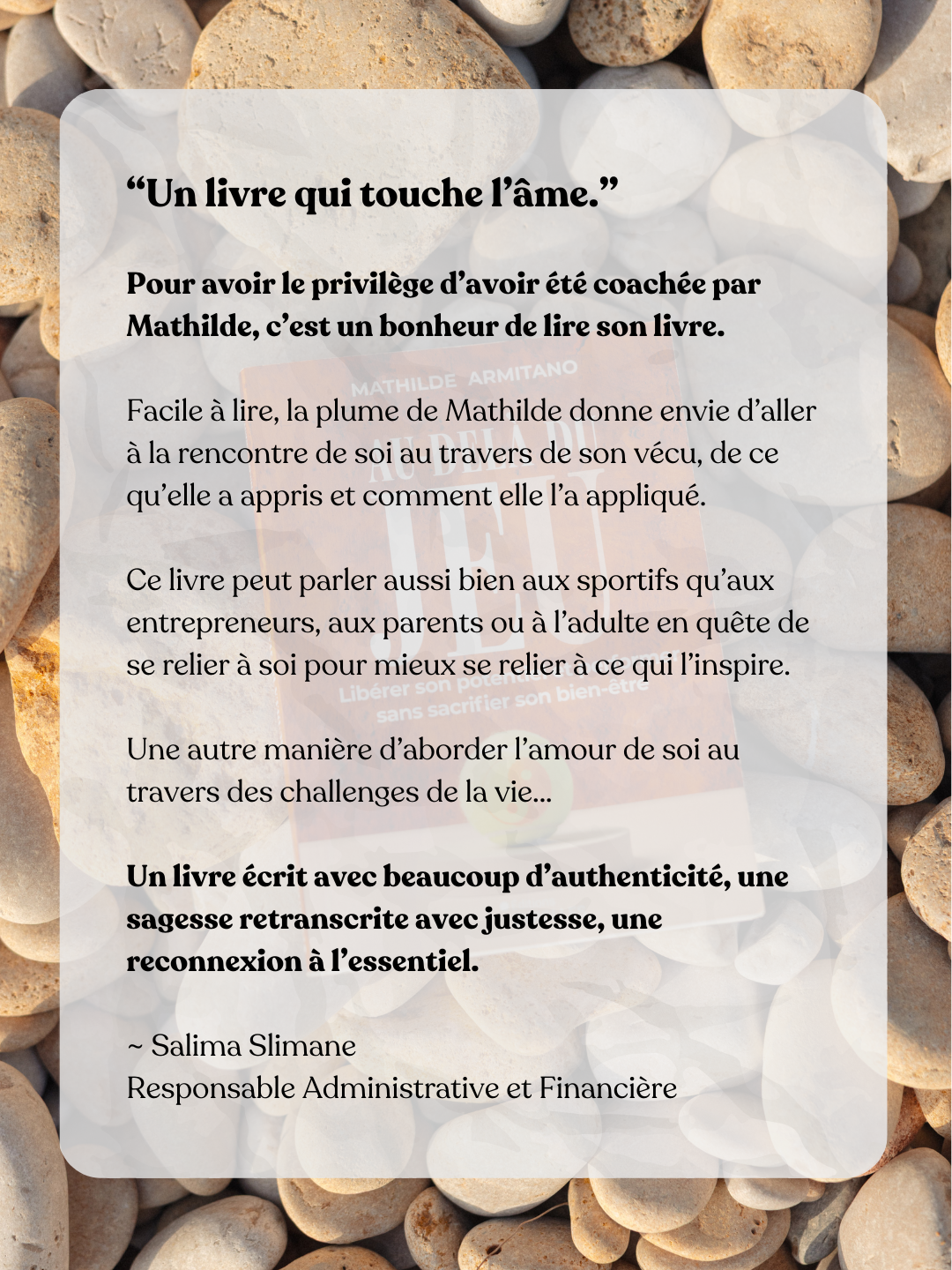 Une citation et une description d’un livre sur l’amour de soi posée sur des cailloux