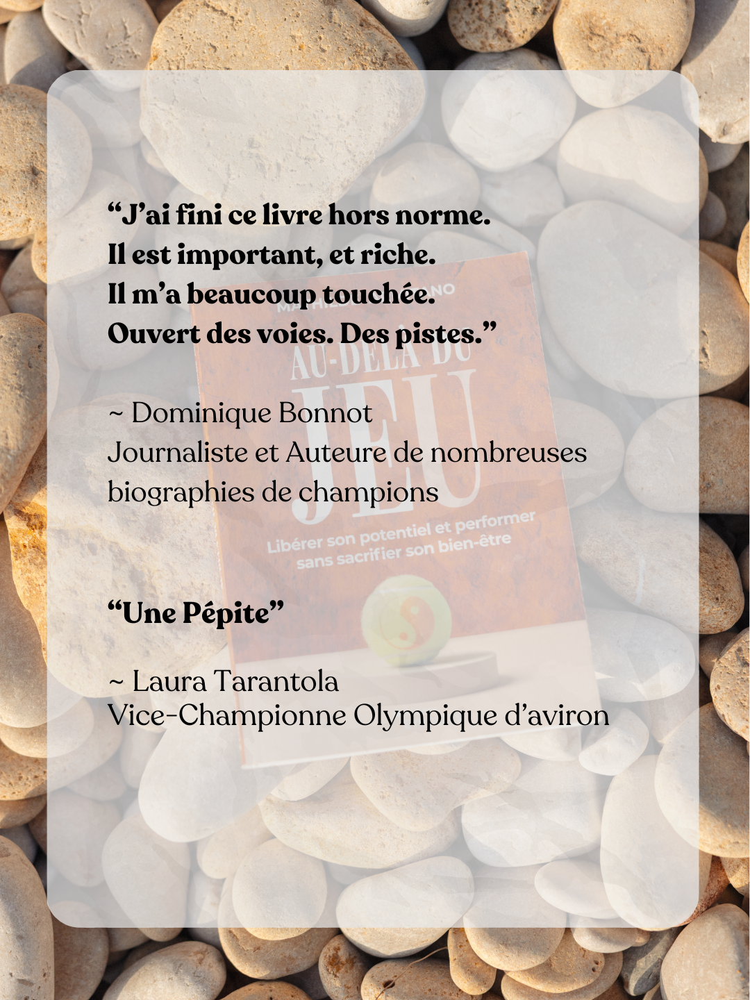 Une citation d'une femme assise, lisant un livre à la plage, de nombreux galets en arrière-plan.
