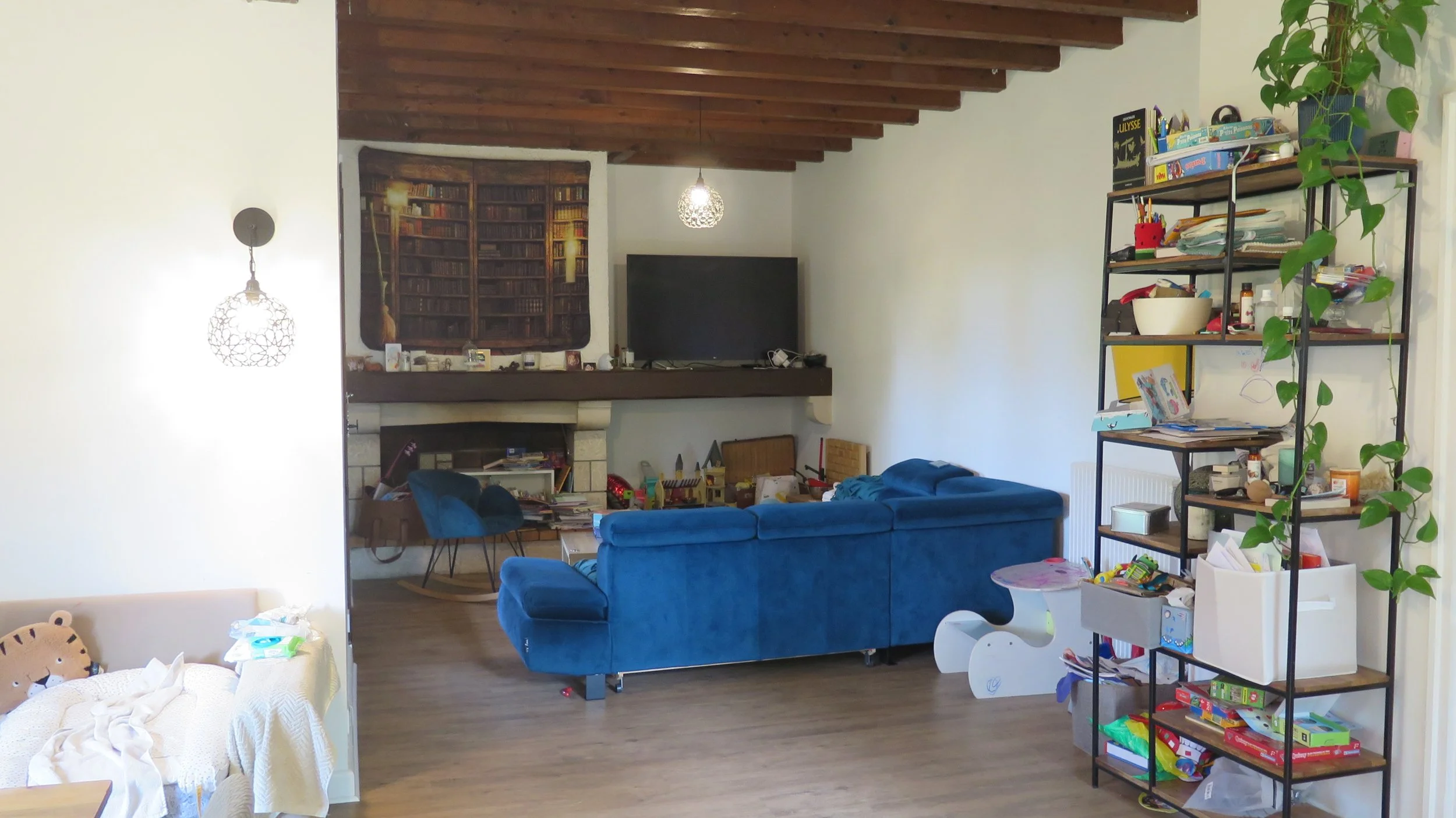 Un salon/pièce de vie principale envahi de jouets dans tous les  sens AVANT organisation par Maison Tournesol Paris