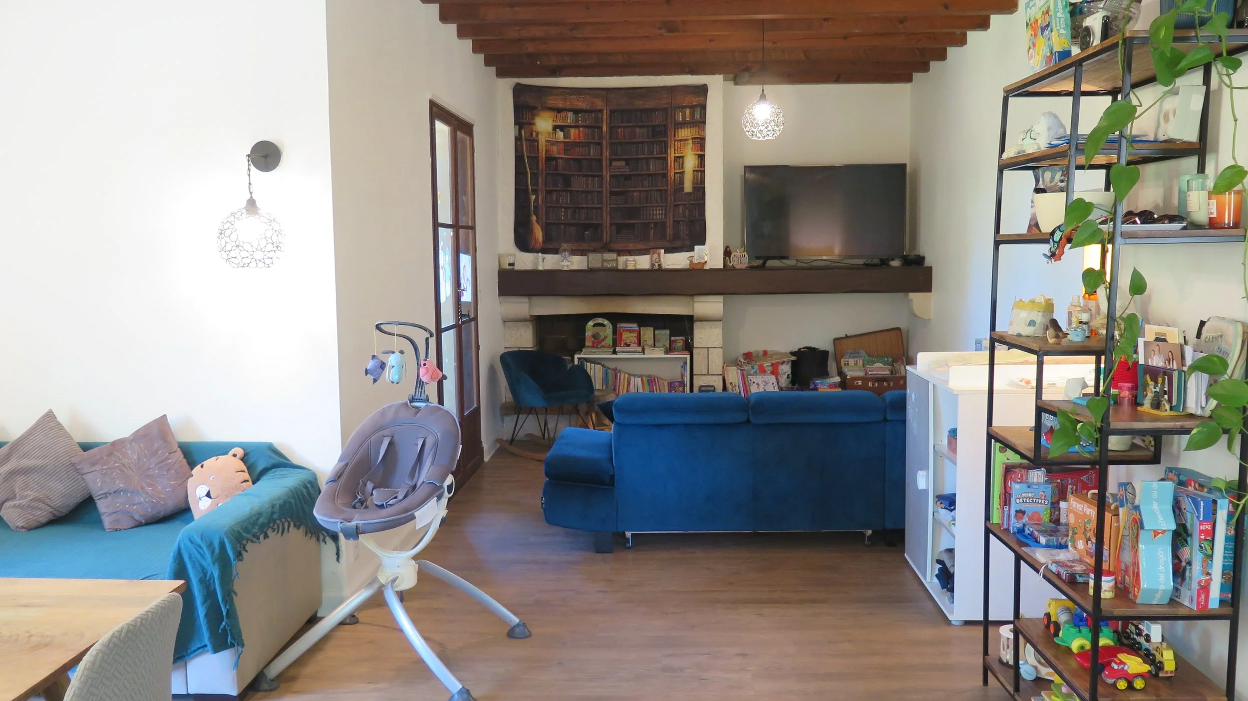 Un salon organisé par Maison Tournesol Paris avec des coins jeux pour enfants délimités