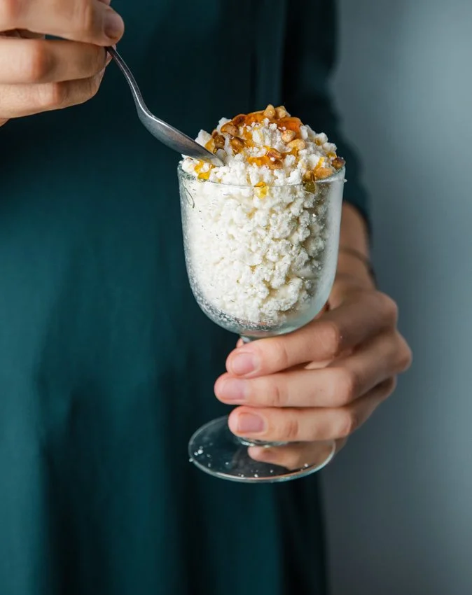 Elle à table 
Photographe : Virginie Garnier