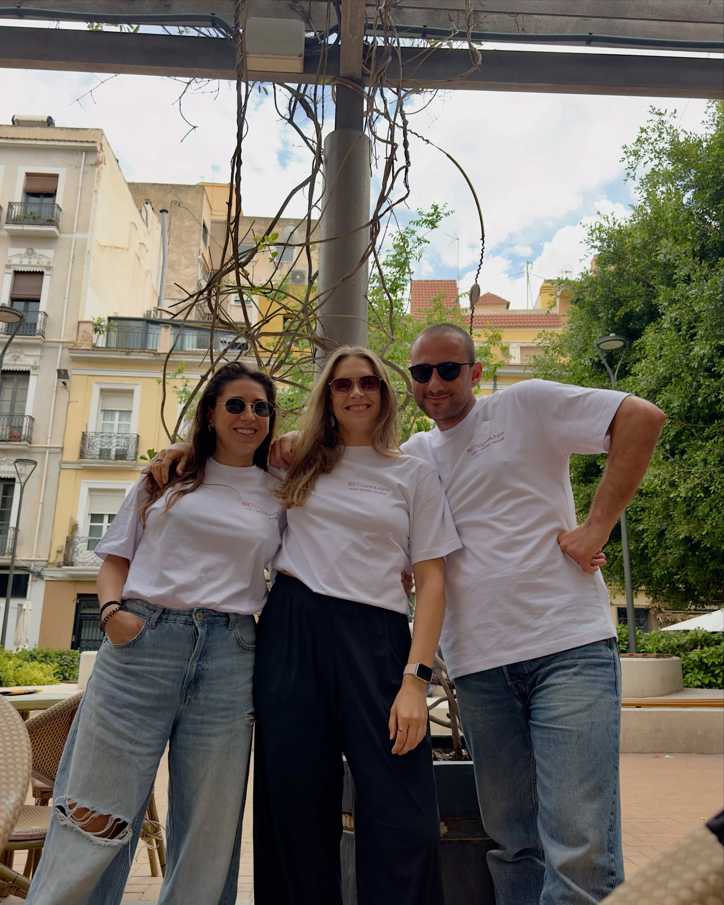 Week 15, 16, 17 in Alicante, Spain as a Digital Nomad 💻 

Started with solo travel (and experience a low dip being alone again)
Made friends with my airbnb buddies (mini coliving vibes)
Attended Alicante Nomad Summit by @nomadwayapp 
Nomad Family Va