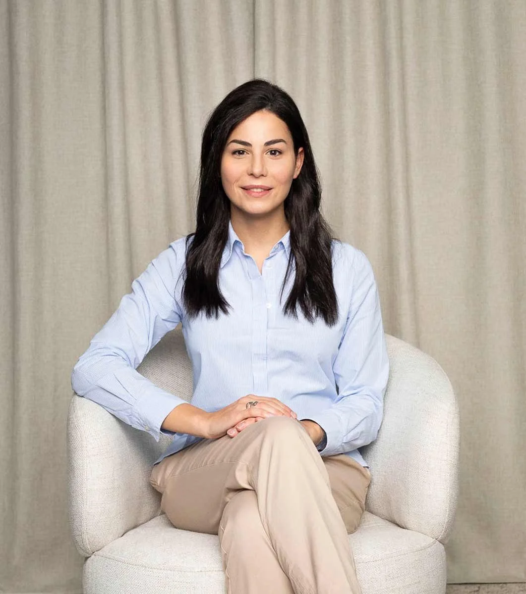 Saskya Royer, hypnothérapeute à Montréal, assise dans son cabinet de consultation chez Focus Hypno.