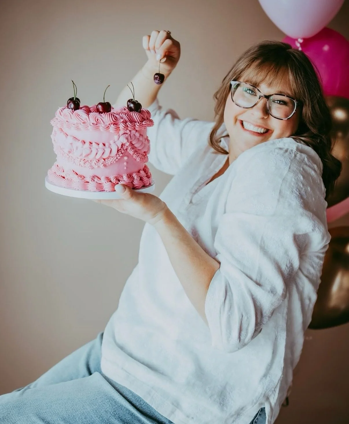Just a reminder to let your day sparkle ✨with happiness just like Tamara's fun branding shoot for her business @sweetmemoriescakery.ab with @leahtylerszucki.photography 

PS her cakes are DELICIOUS!!! I ordered some cupcakes and they were 1000/10!

#