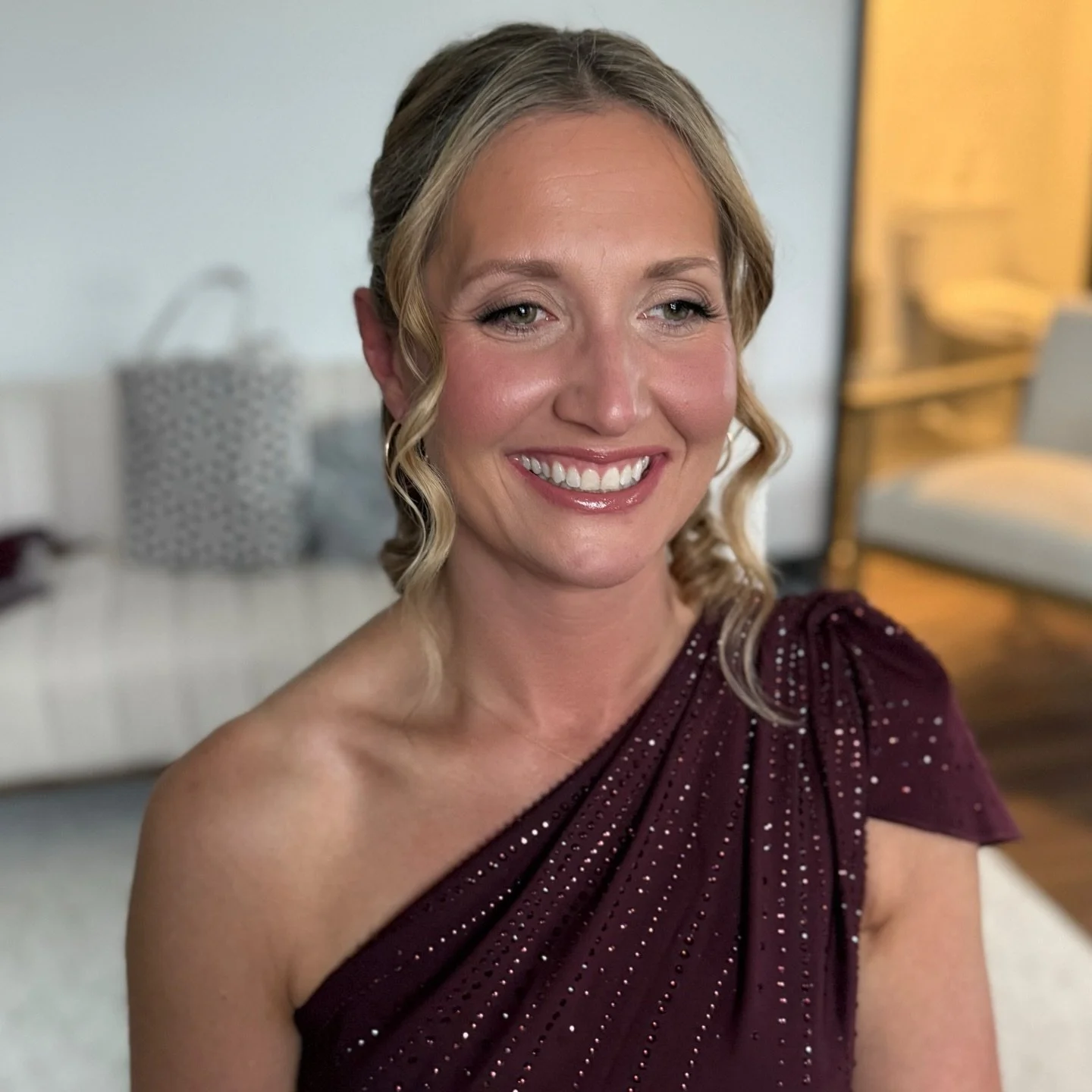 Can you believe this beautiful woman is my bride's mom? What's your secret?? 

Since she preferred minimal makeup, I opted for a natural look - Prepped her skin with @rhode glaze milk, hydrating primer (@onesize secure the glow), added a touch of liq