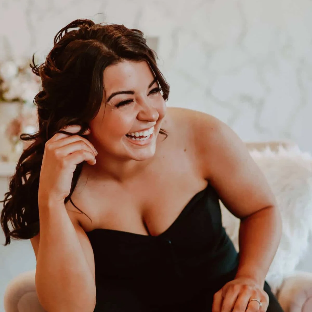 I 🤎 branding photos like this &mdash; this one captures Ashley from @coccocrush so perfectly.

She&rsquo;s a mobile spray tan artist based in Sylvan Lake, AB and truly goes wherever her clients need her. And I have to say&hellip; I never feel more c