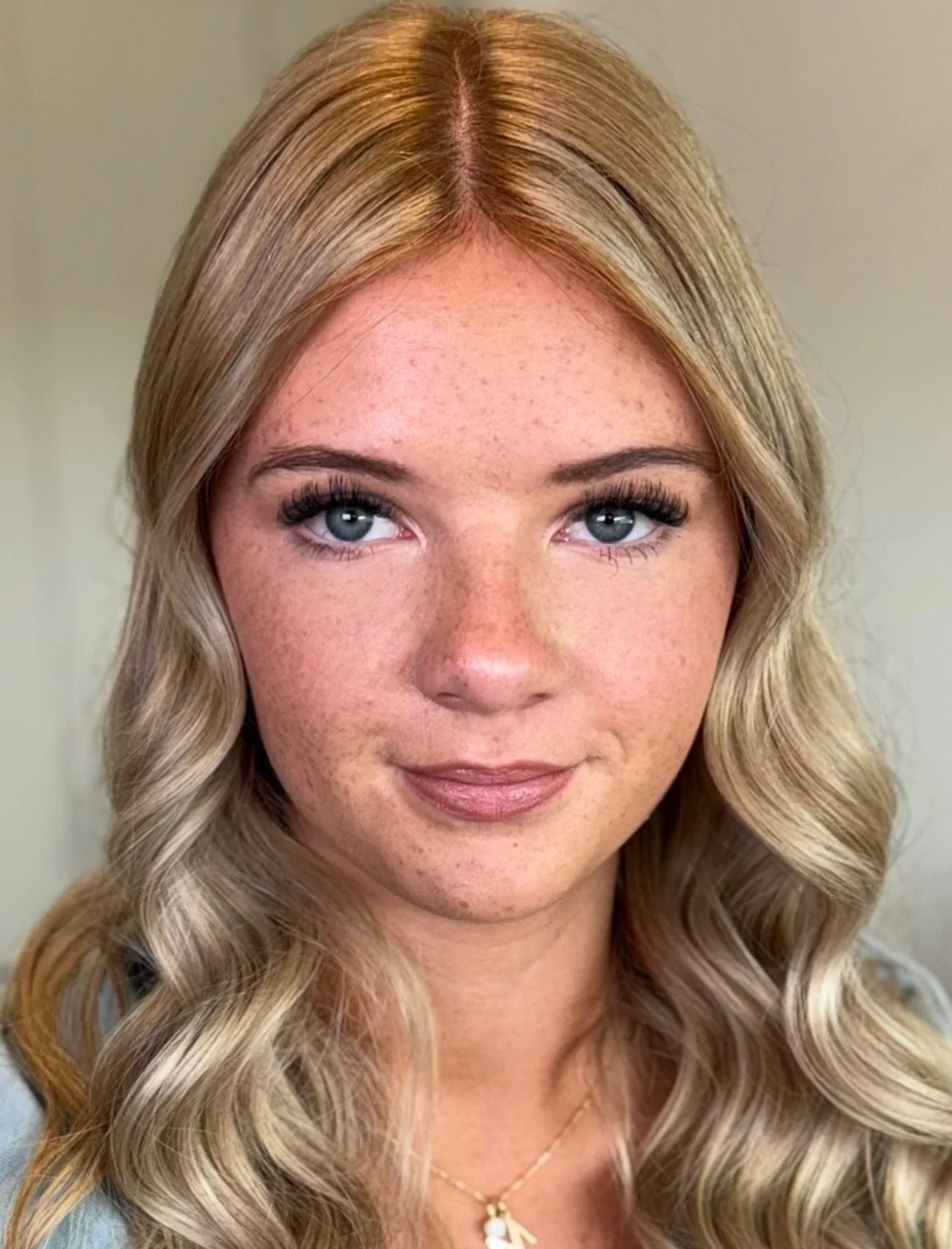 &ldquo;I want my freckles to show.&rdquo;
Say no more 🤍
Exfoliate &amp; hydrate &mdash; a good skincare routine is the real secret ✨
So you can wear less foundation and let your skin peek through.

#freckles #frecklemakeup #naturalmakeup #softglam #