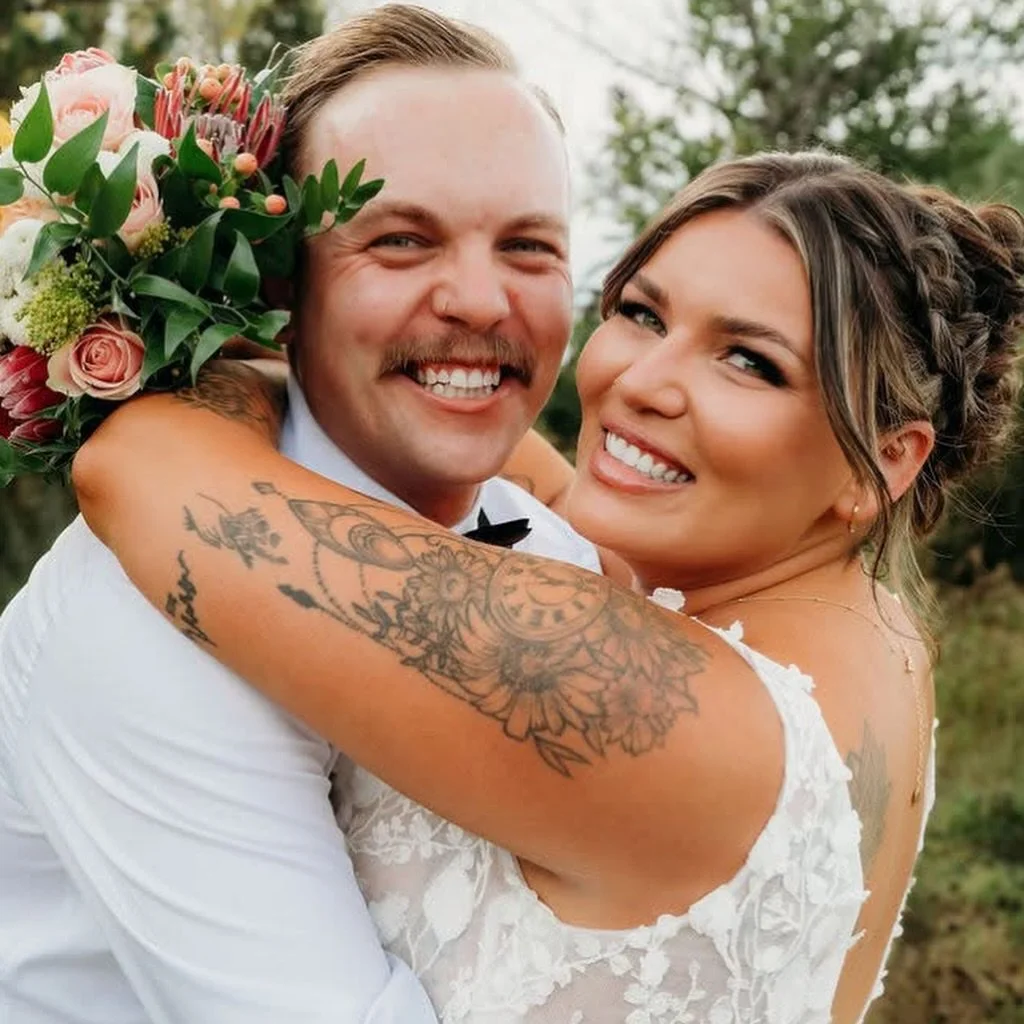 Highlight and contour are what create the perfect lighting in photos! 

It&rsquo;s not about more &mdash; it&rsquo;s about placement.
You don&rsquo;t see the makeup&hellip; you see you glowing 🌟

Photographer: @ashtyndall_photography 
Hair: @hair.by