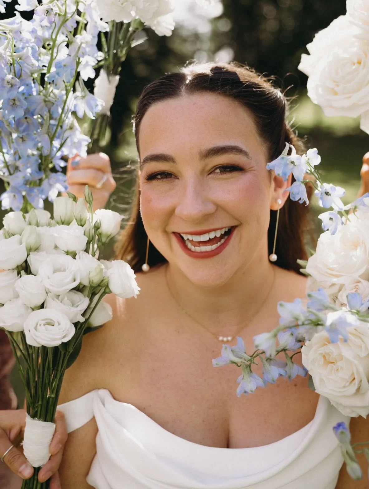 The joy captured in this photo 🥹
Oh&hellip;and also the makeup 💁🏻&zwj;♀️🤌🏻

Now that we mention it - also the hair, the flowers, the dress and pretty much everything else - stunning!!! 

@__maddiemurph 
Wedding Coordination | @kefiblissweddings 
