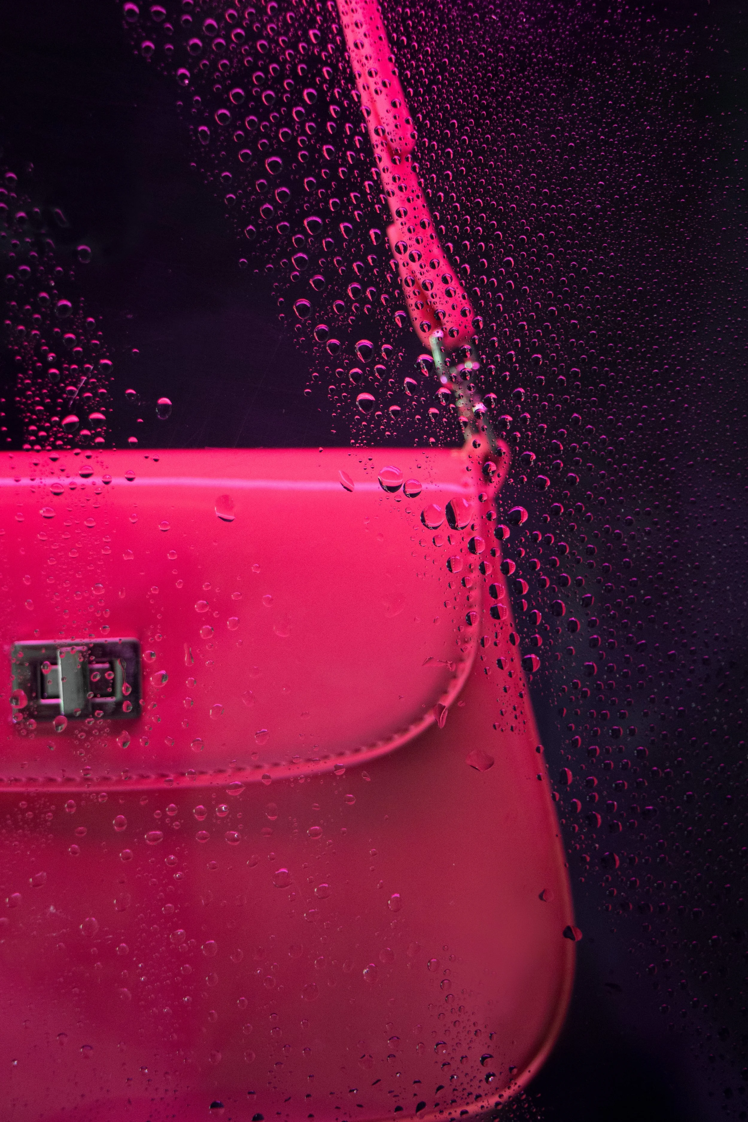 This productshoot explored the different ways water can appear — from ice to steam to liquid. We played with these elements to create a mythical atmosphere, while keeping a strong focus on the details of the bags.