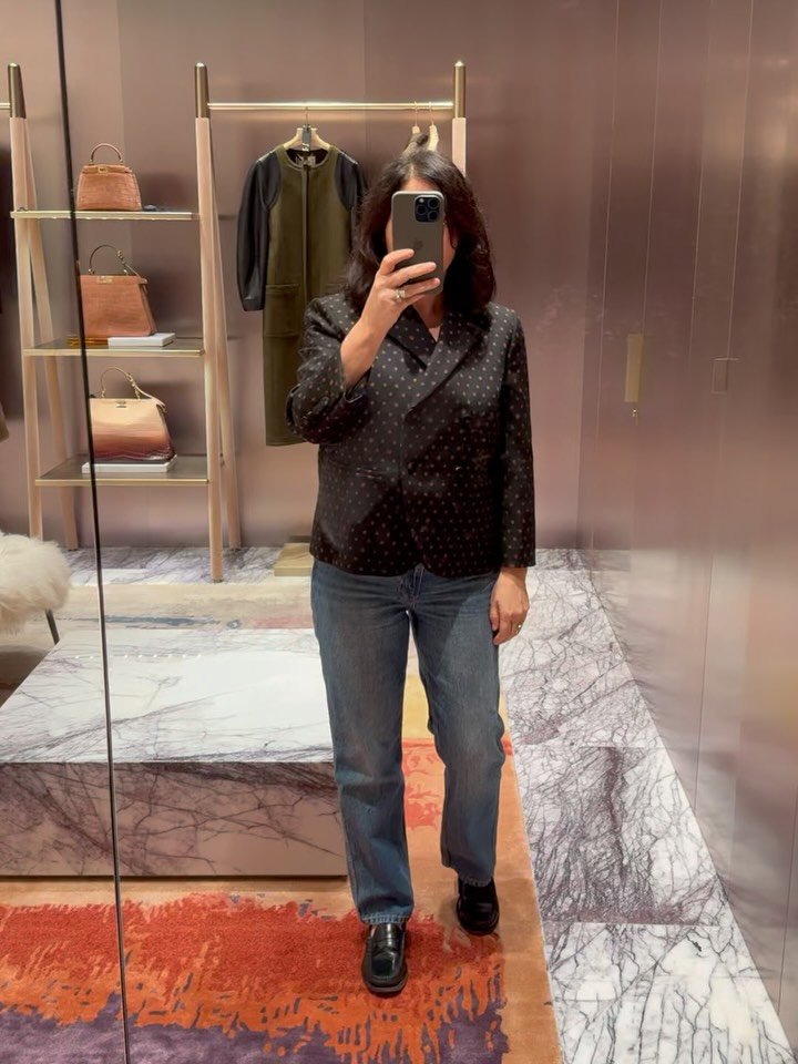 This @fendi suit worn three ways + the softest chicest loafer 
🤎🖤polka dots 

#stylist 
#fashionstylist 
#fendi