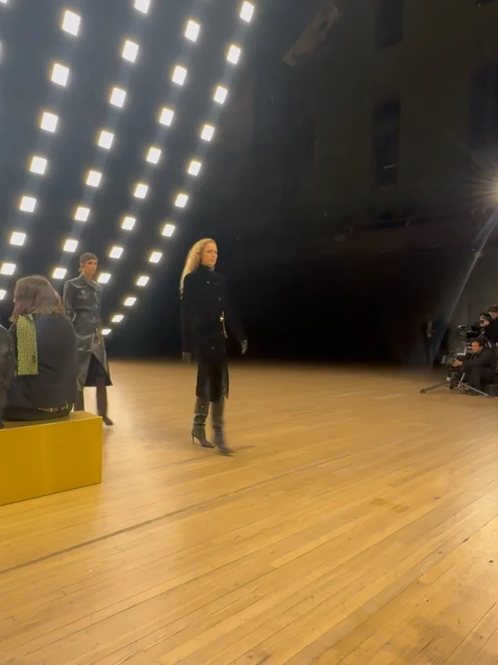 About last night at @khaite FW26 show&hellip;
Quiet drama, clean lines, powerful silhouettes, and that effortless New York edge. 🖤
#Khaite #NYFW #FashionWeek #QuietLuxury #fashionstylist