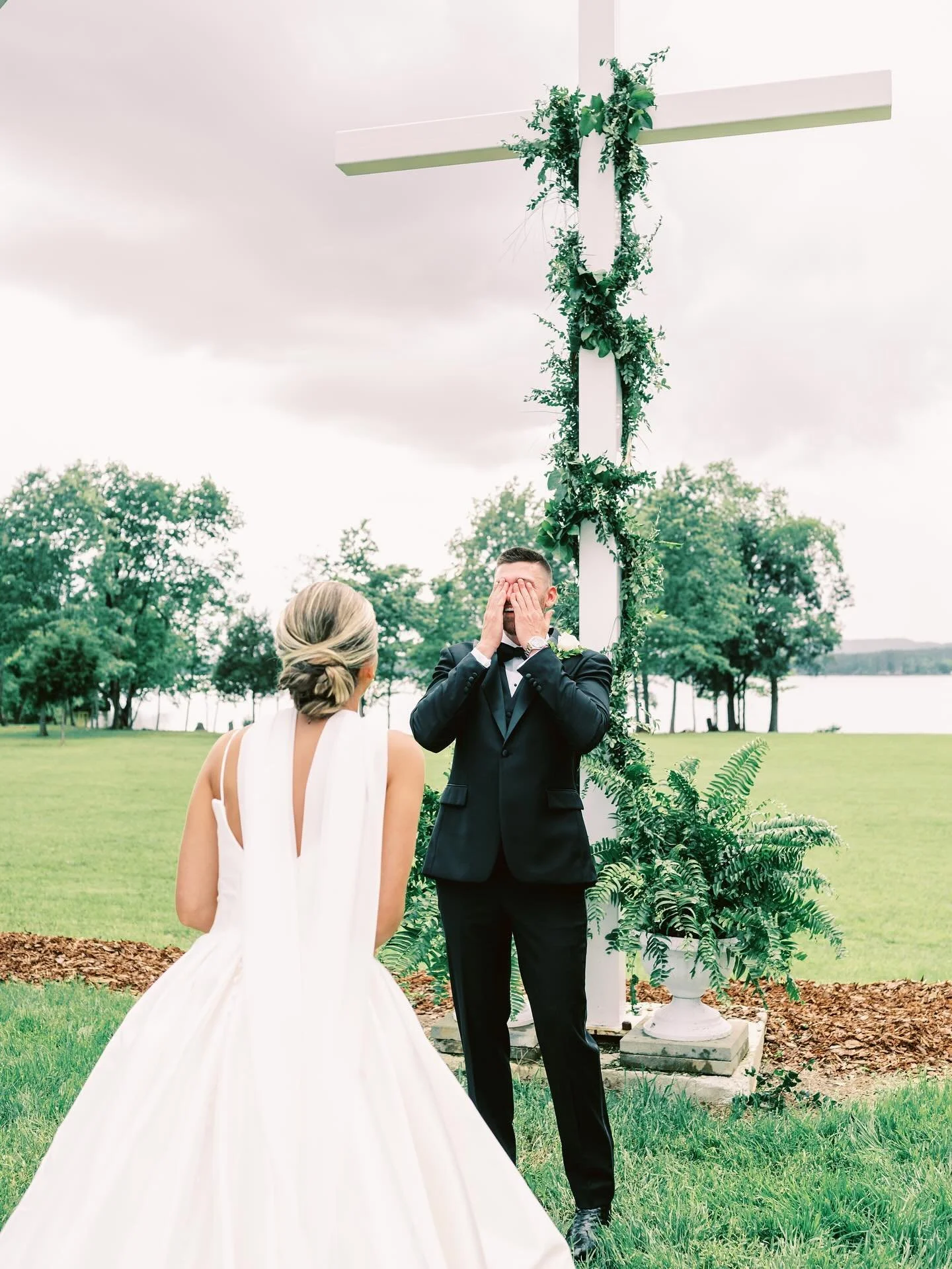 First looks are one of my favorite parts of the day! 
It&rsquo;s a quiet, emotional moment just for the couple &mdash; no crowd, no rush, just pure joy (and usually a few happy tears 🥹). Plus, it calms the nerves and gives you extra time together be