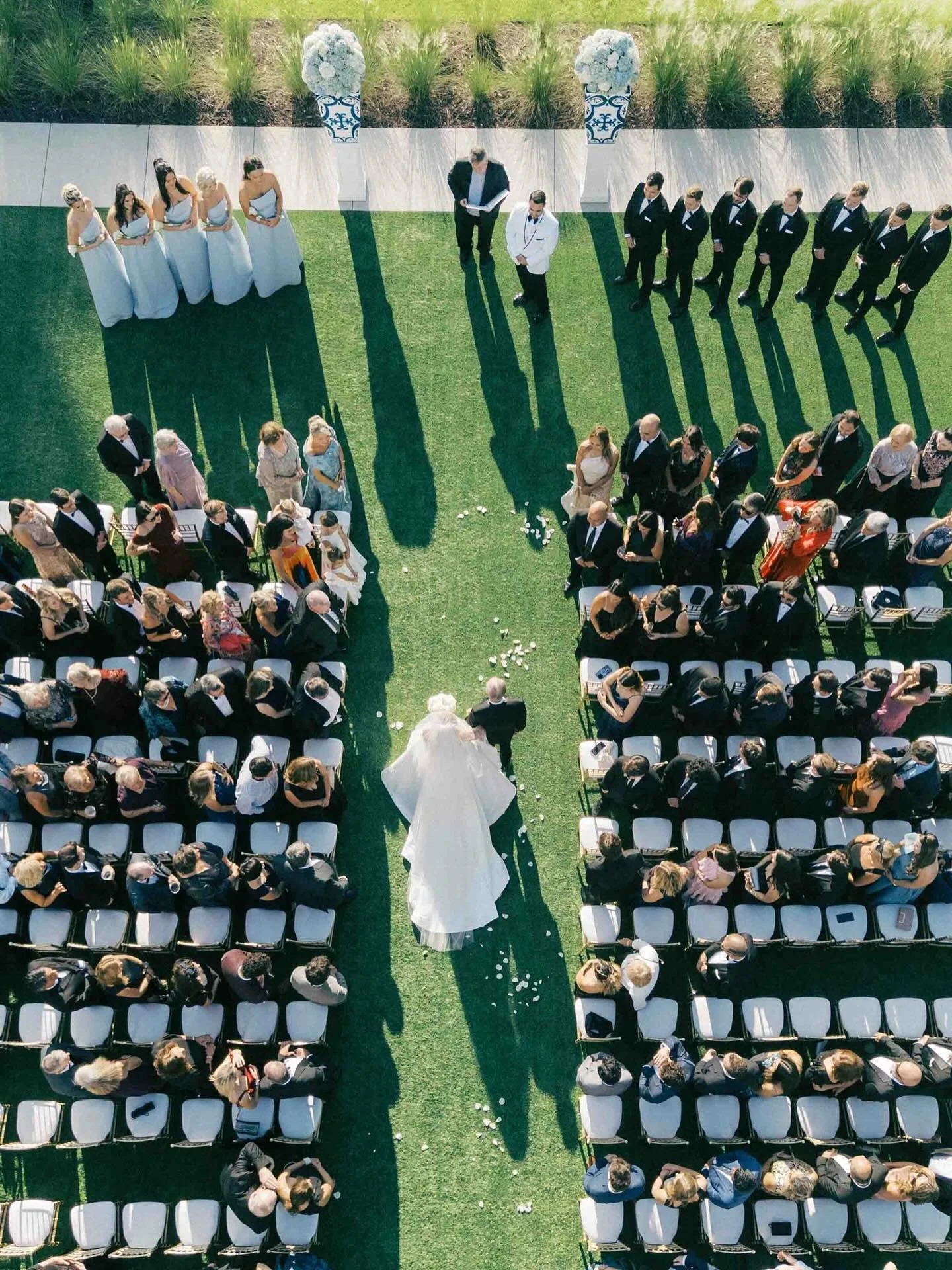 All the details of Erin and Felipe&rsquo;s perfect country club wedding🩵