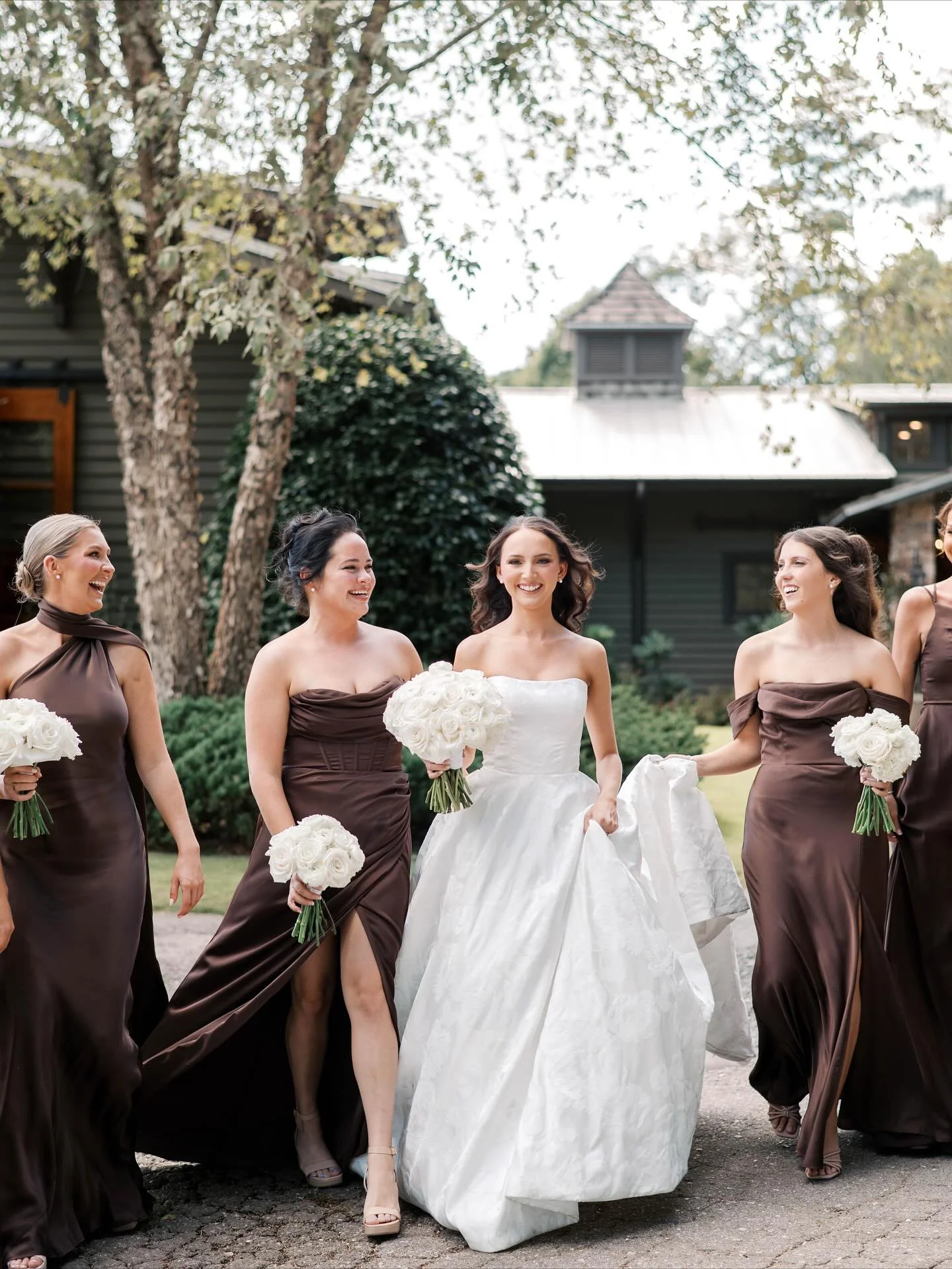 Fall weddings are in full swing! Absolutely love the brown tones from Grayson and Tyler&rsquo;s day. 🤎

Photo: @rachelculbrethphotography