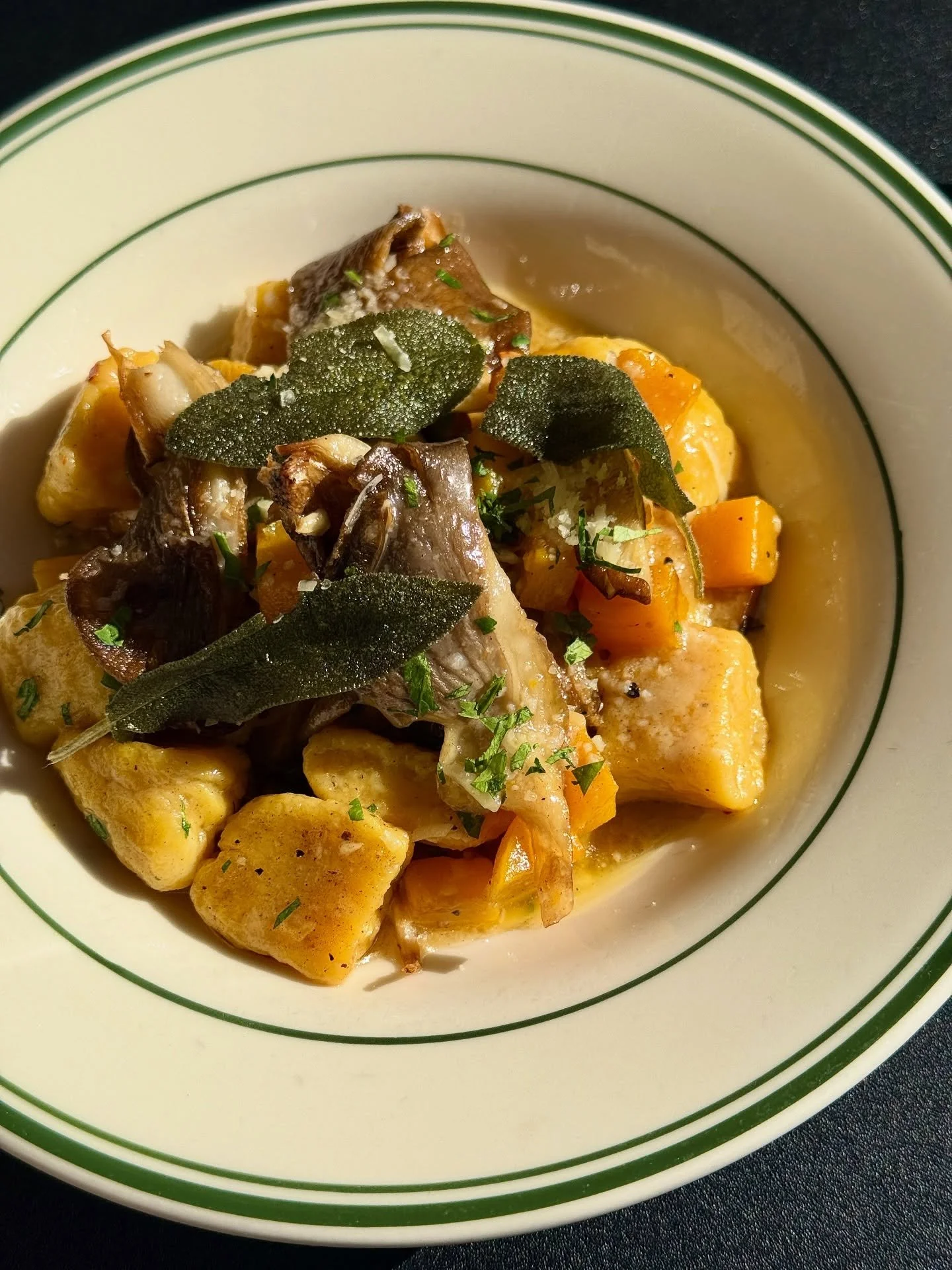 Thinking of fall but in the feels of summer? We got just the plate for you. THIS WEEKS SPECIALS ☀️

✨BUTTERNUT SQUASH GNOCCI: Wild mushrooms + parmesan in a brown butter sage sauce

✨SUN-DRIED TOMATO FOCACCIA: Capers + rosemary oil

🛵 Available this