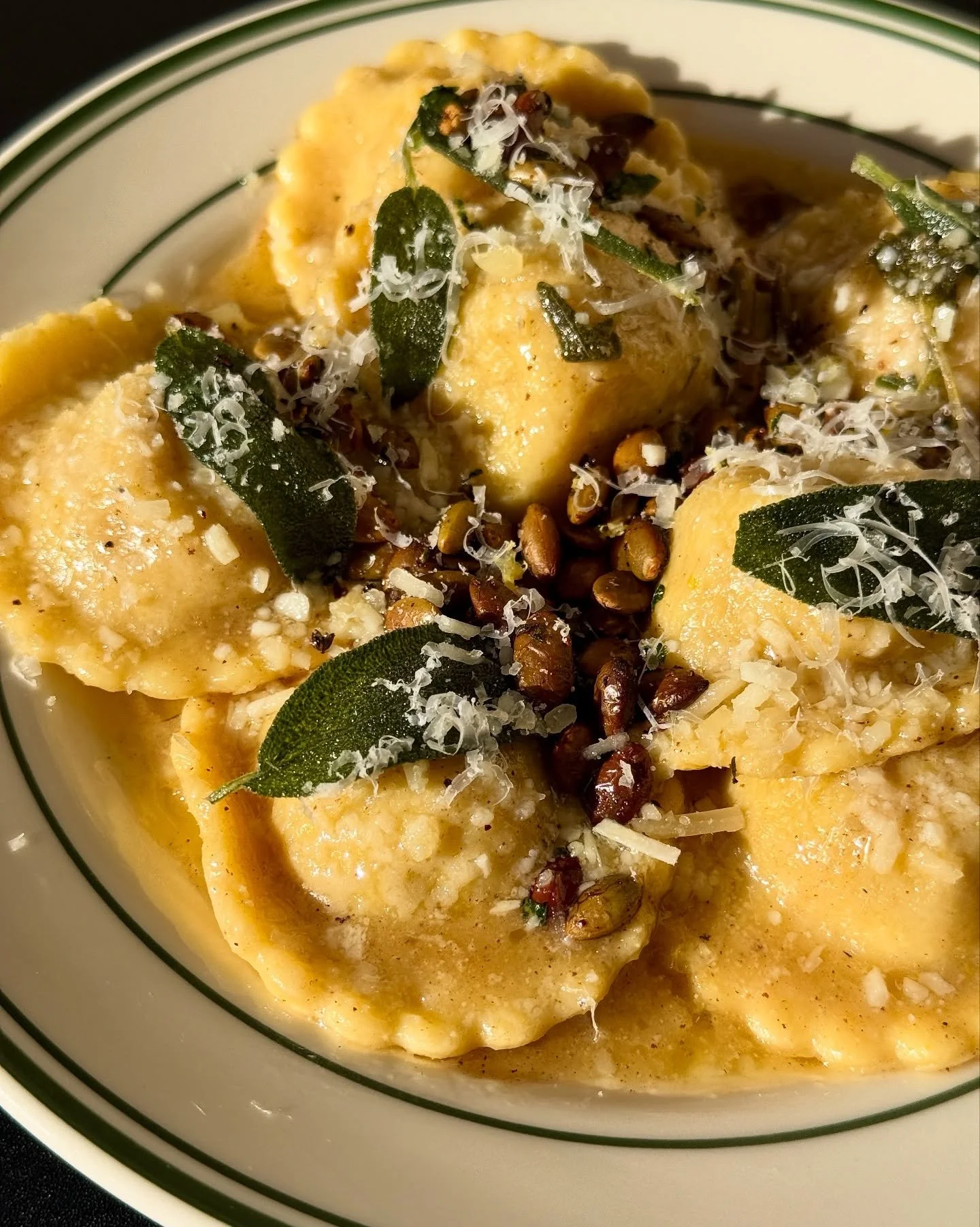 Ciao, gourdgeous! 🍂 This week we&rsquo;re falling for&hellip; ⬇️

✨ AUTUMN SQUASH RAVIOLI: Kabocha squash, brown butter, sage, pumpkin seeds + parmesan 

✨FOCACCIA: Caramelized onions, oregano + parmesan butter

🛵 Available in-house and for pick up