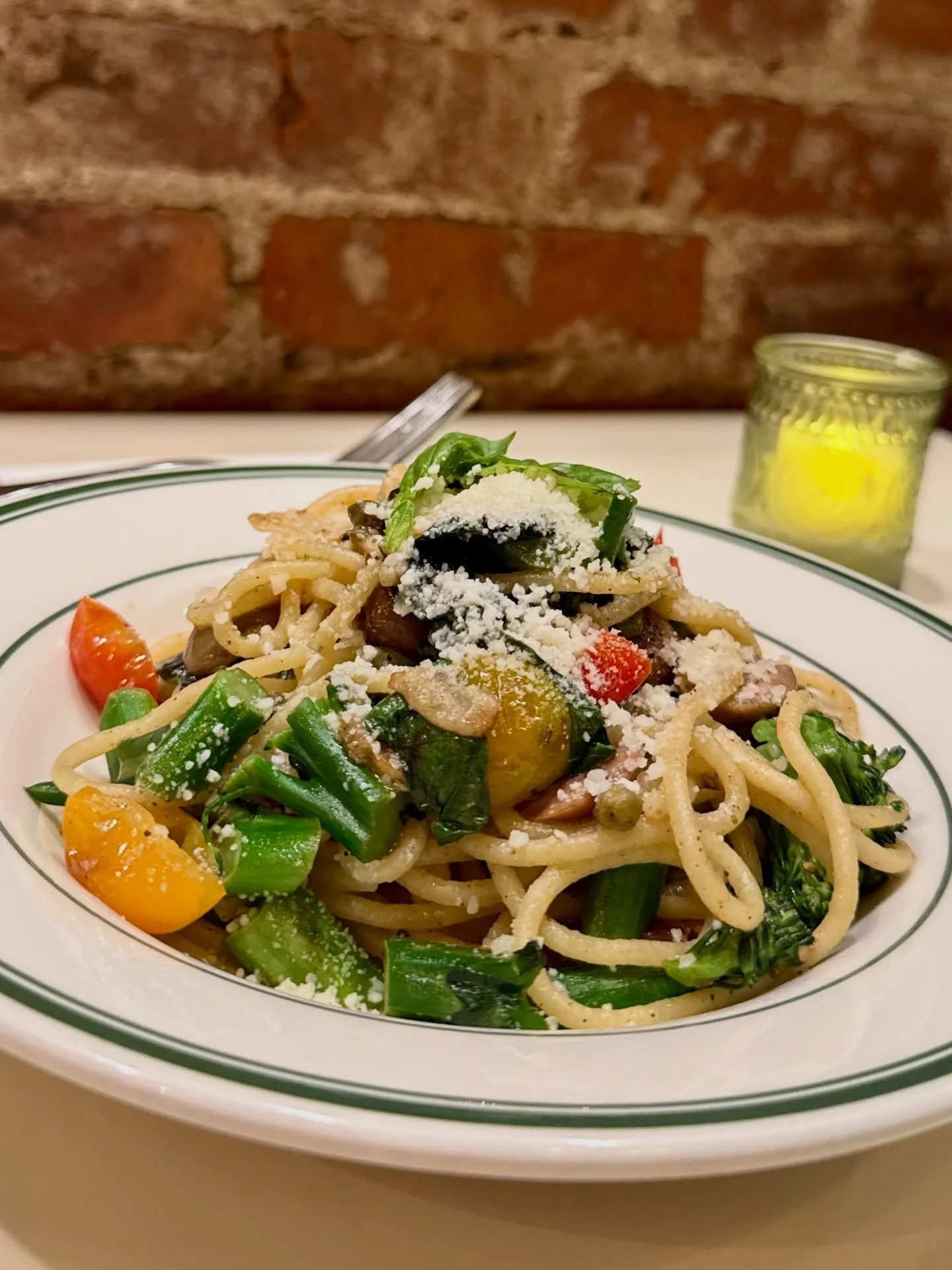 ✨MIDNIGHT PASTA✨ Spaghetti with garlic oil, tomatoes, olives, capers, and broccolini topped with fresh basil and pecorino

A fresh weekly special for those late night cravings, because we are Pasta NIGHT after all 🤭

🛵 Available this weekend/week f