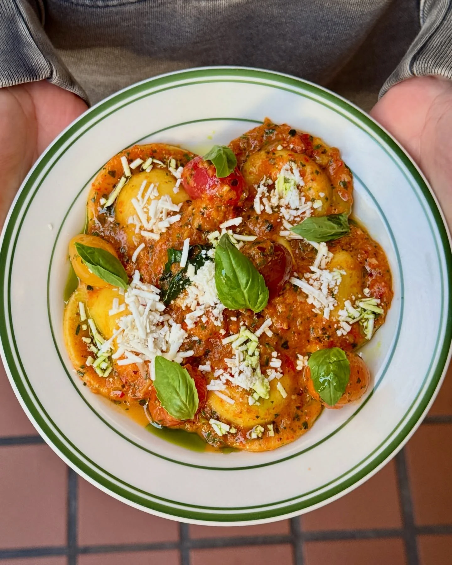 ✨3 CHEESE RAVIOLI + SICILIAN PESTO✨
Ricotta + feta + stracciatella bundled together in a cozy ravioli, tossed in a bright Sicilian pesto (tomatoes, roasted peppers, garlic, basil + parmesan) Nut Free!

🛵 Available this week/end as a special for dine