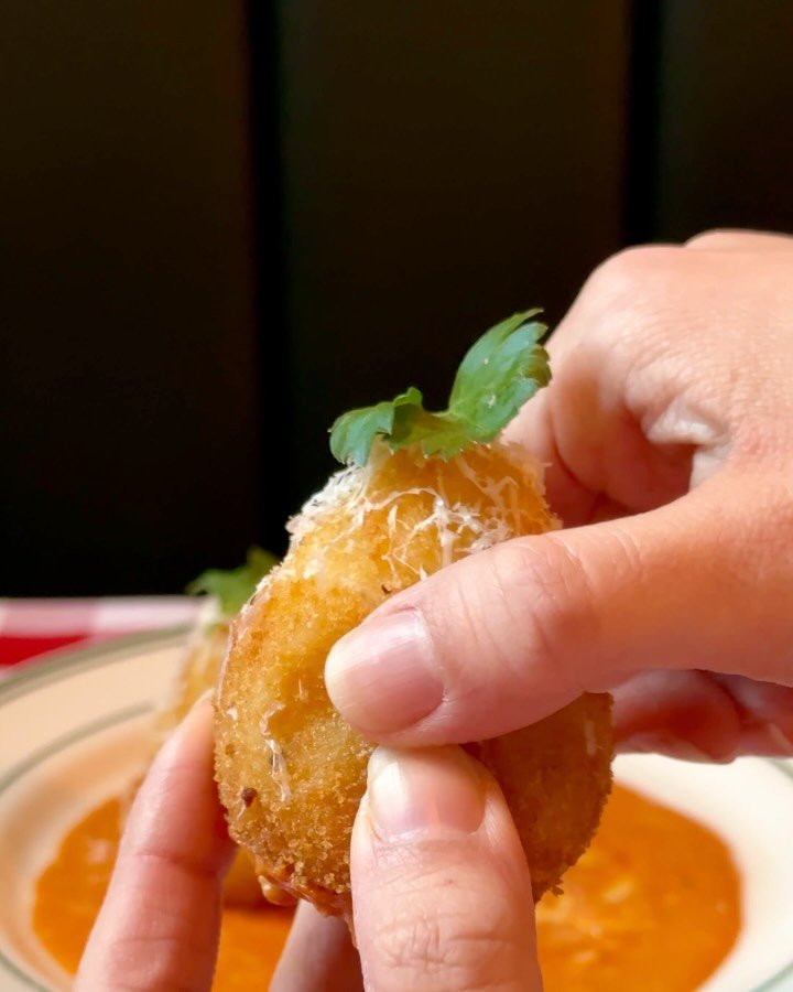 We&rsquo;re manifesting a HOT &amp; FRESH week ahead ☀️

🍝MIDNIGHT PASTA: Spaghetti with garlic, EVOO, capers, crushed red paper, anchovies &amp; shaved bottarga. Anchovy fans this one&rsquo;s for you!

🇮🇹ARANCINI: Fried risotto balls stuffed with