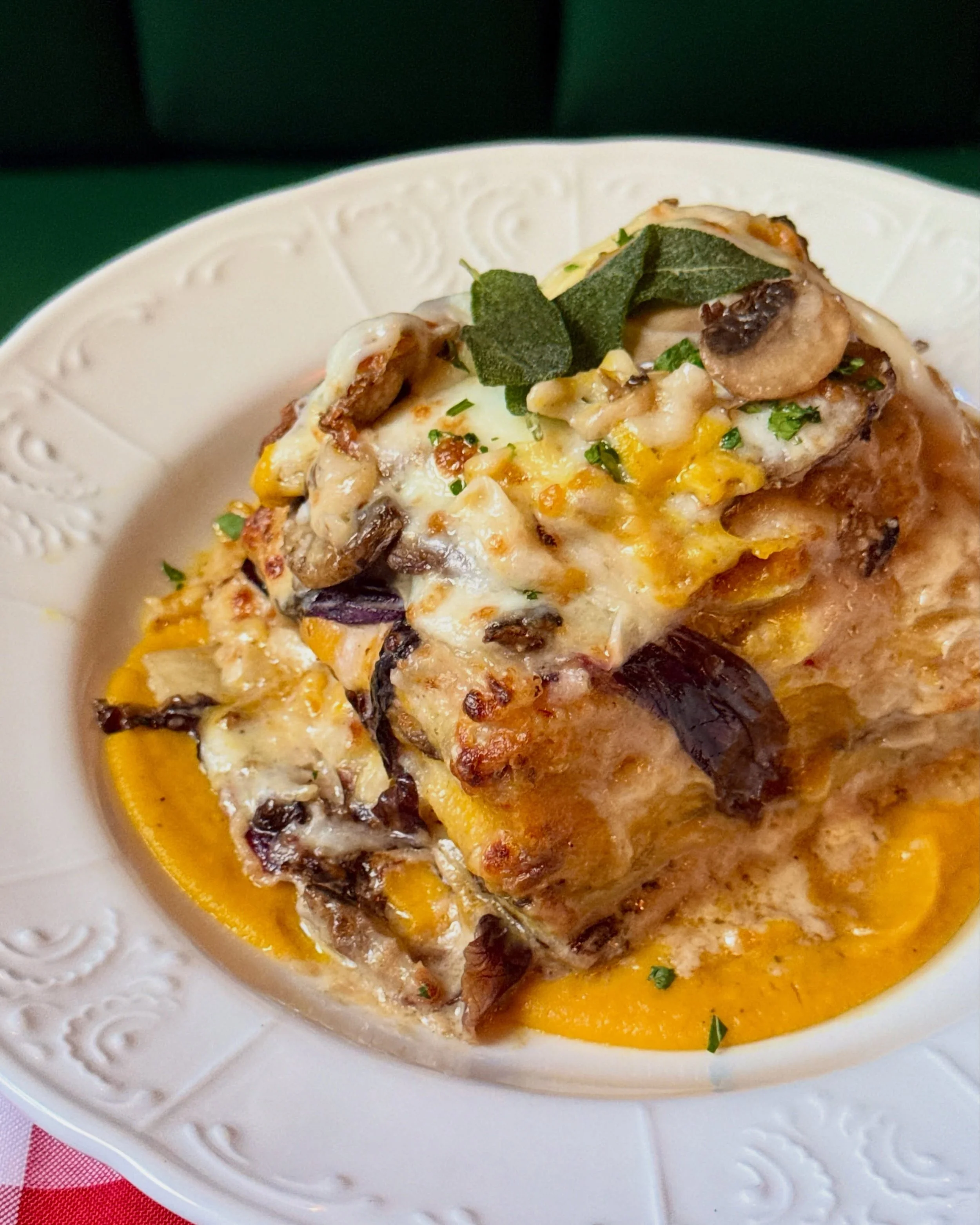✨🍁AUTUMN LASAGNA🍁✨

Kabocha squash, b&eacute;chamel, mushroom, radicchio, mozzarella, ricotta &amp; pecorino

🍂Tender, wholesome, creamy and a little sweet, this cozy dish is here to hold your hand as we jump into fall. Think of it as your new emo