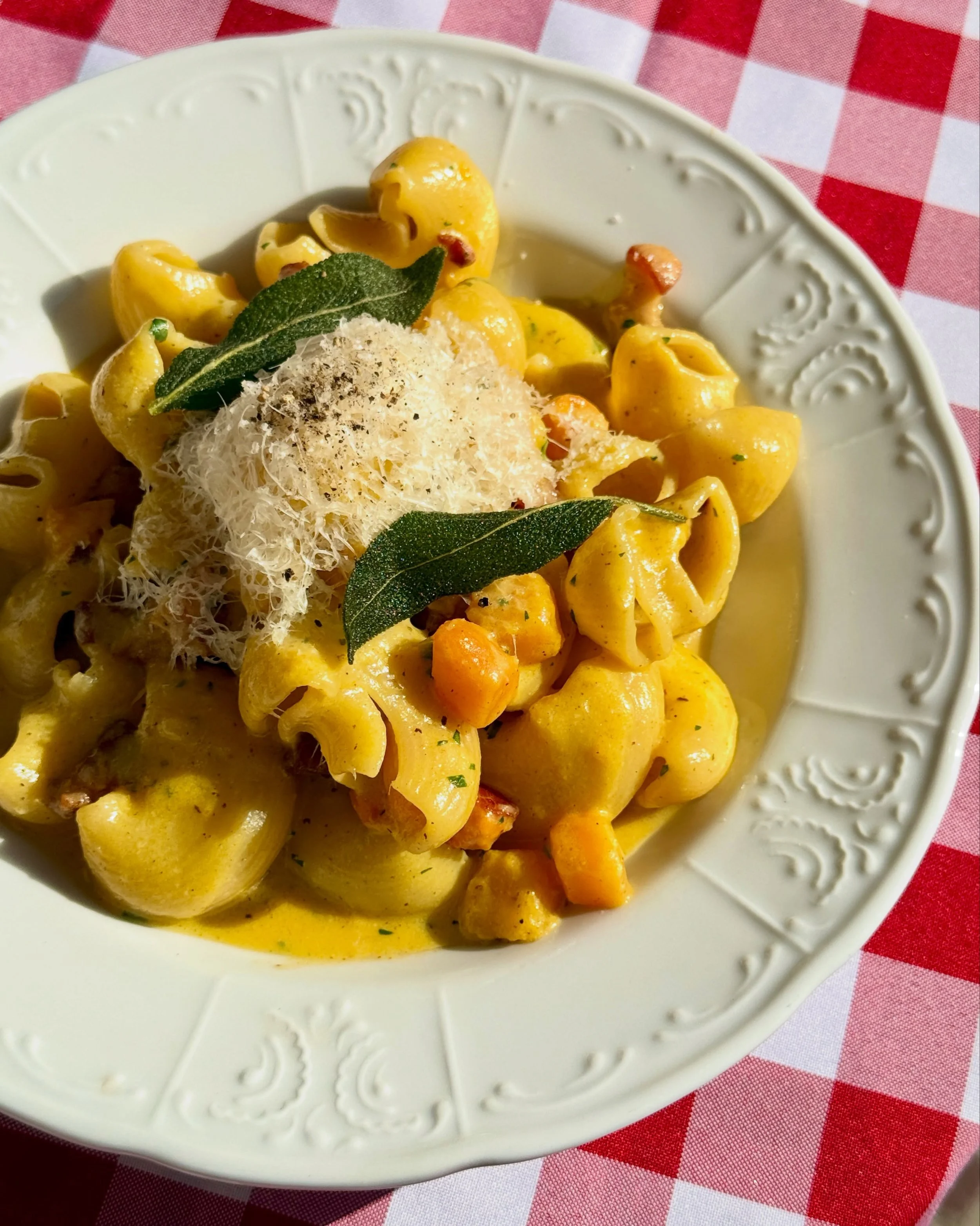 Come CARBO(NARA) LOAD this week! 🏃🏃&zwj;♀️🏃&zwj;♂️ We&rsquo;re cheering on all the runners gearing up for this year&rsquo;s NYC Marathon🏅and we&rsquo;ve got plenty of mouthwatering carbs to fuel you up! 

☎️Book your table on RESY: It&rsquo;s als