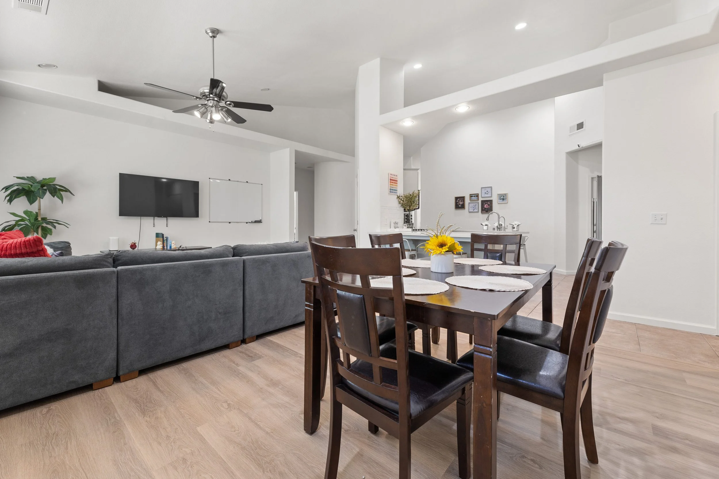 @@ Living TulareA.jpg