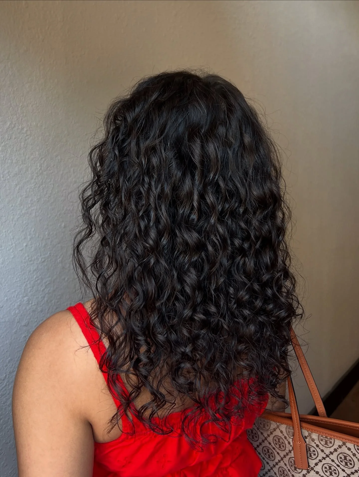 Proof that the right cut can bring the curls back to LIFE👏🏻

Everyone deserves to have freedom in their curls ☺️

Service: The Classic Curly Cut

Products used: AG hair care 
- Conditioning mist 
- Curl fresh definer 
- Foam weightless volumeizer. 