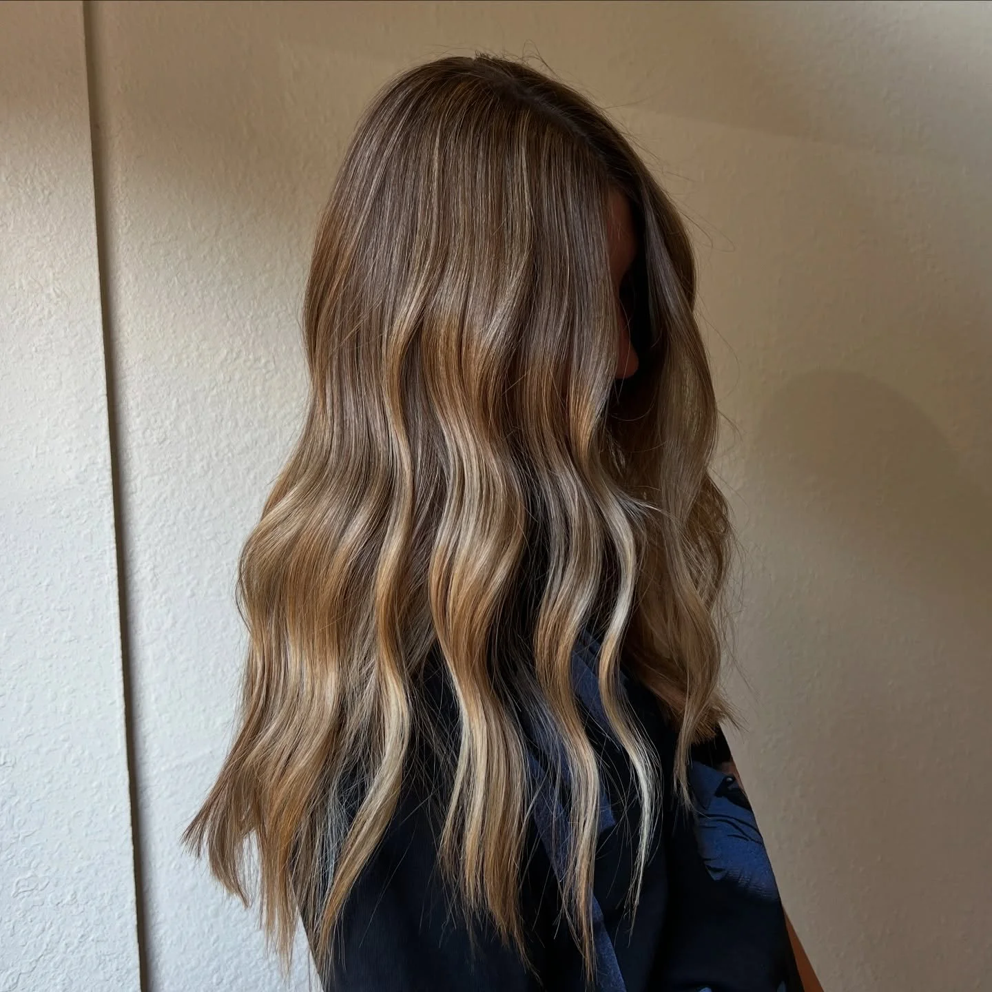 Brondeee 🍂🌞☕️

The sweet spot between blonde + brunette, soft brightness that grows out seamlessly for a low maintenance lifestyle. This look is designed for clients who love lightness, but want an easy grow-out and healthier hair longterm.

Servic