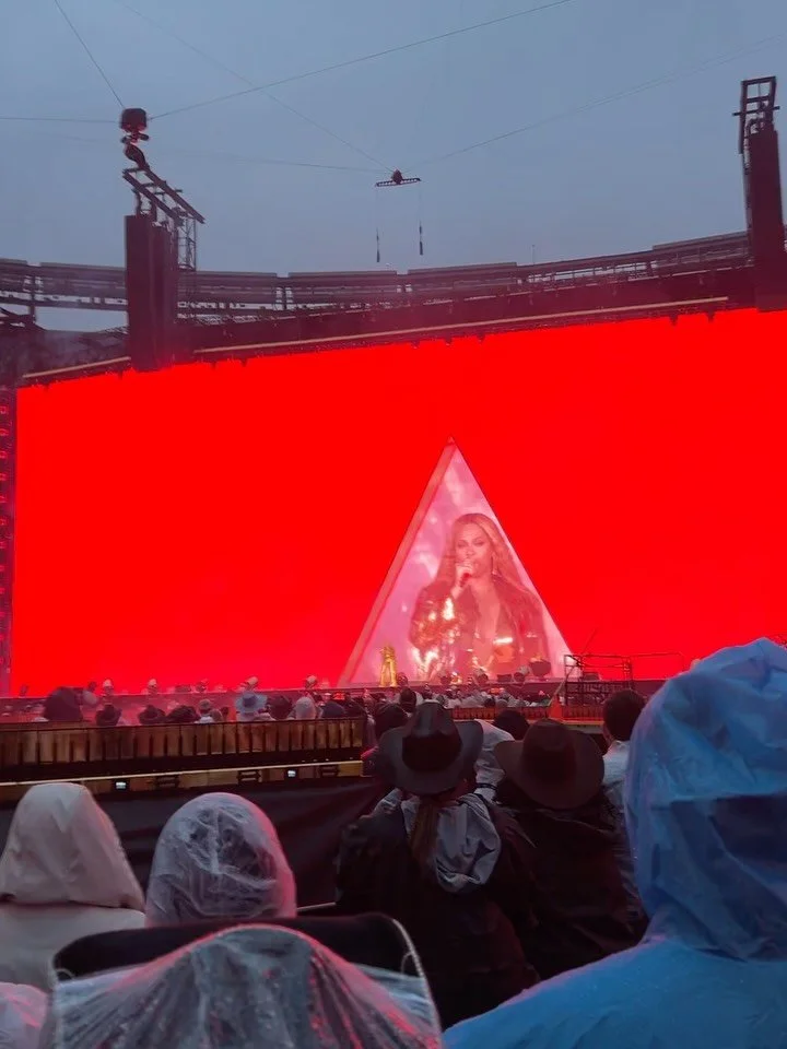 Happy birthday to my Queen @beyonce !!! 🥳

&hearts;️🐝👑🐝&hearts;️

It was almost impossible to narrow down all photos and videos to just 20 but here are some of my fav moments from Cowboy Carter! Despite the POURING RAIN, you know @beyonce came to